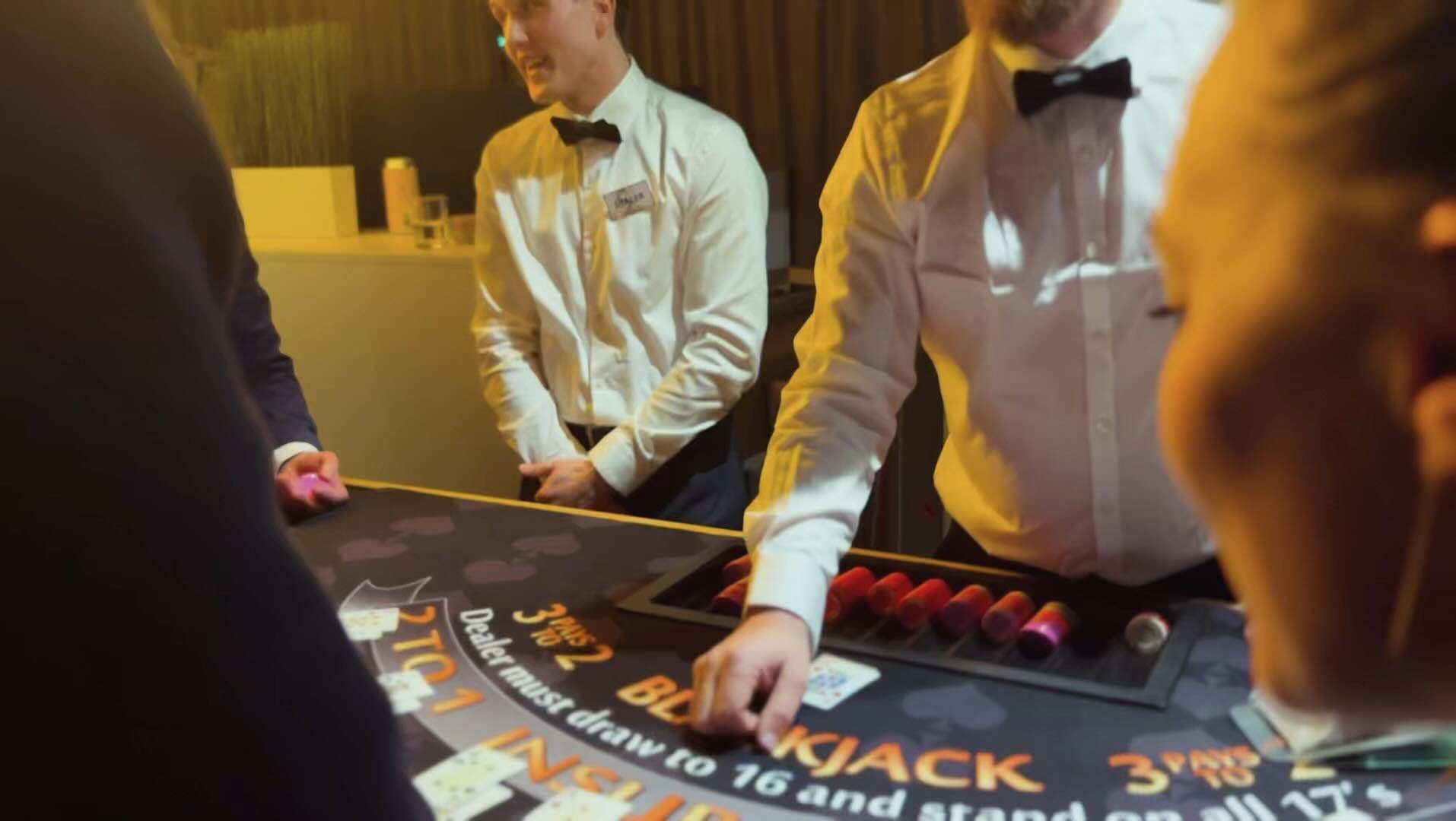 Video fra CASINO julebord for Altibox i Stavanger med Black Jack, Roulette- og Pokerbord, dealere, floor manager og penger med firmalogo. Takk for tilliten @altibox 🙌