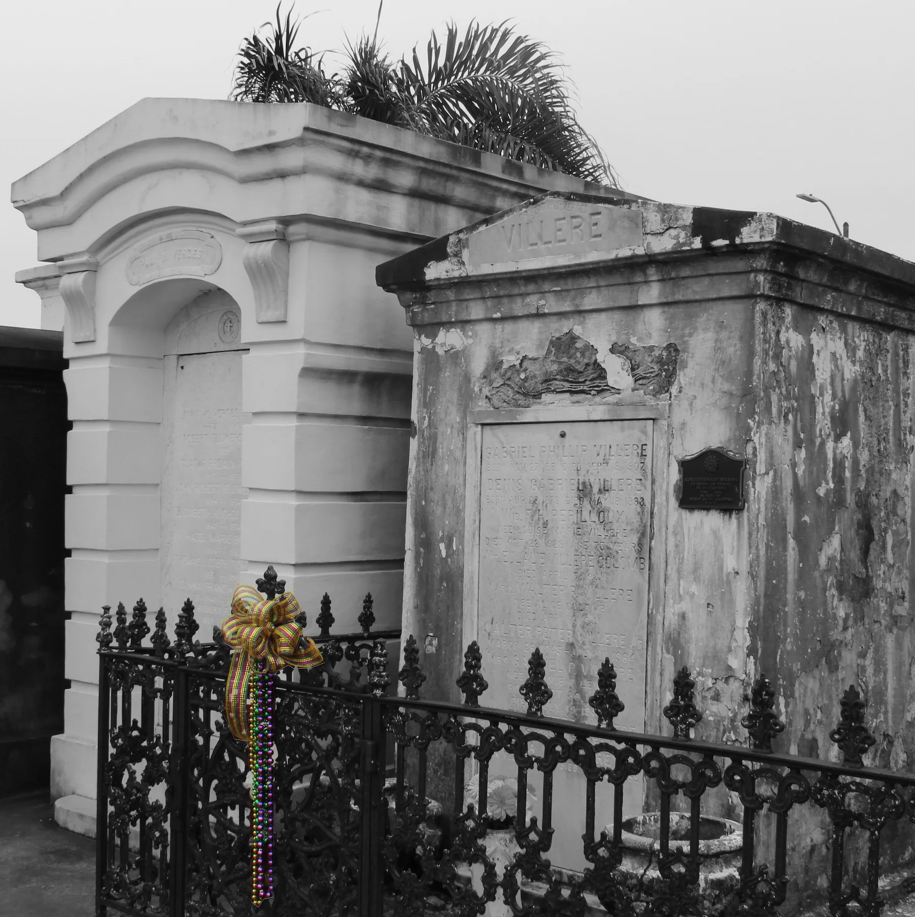 St Louis Cemetery 1 graves.jpg