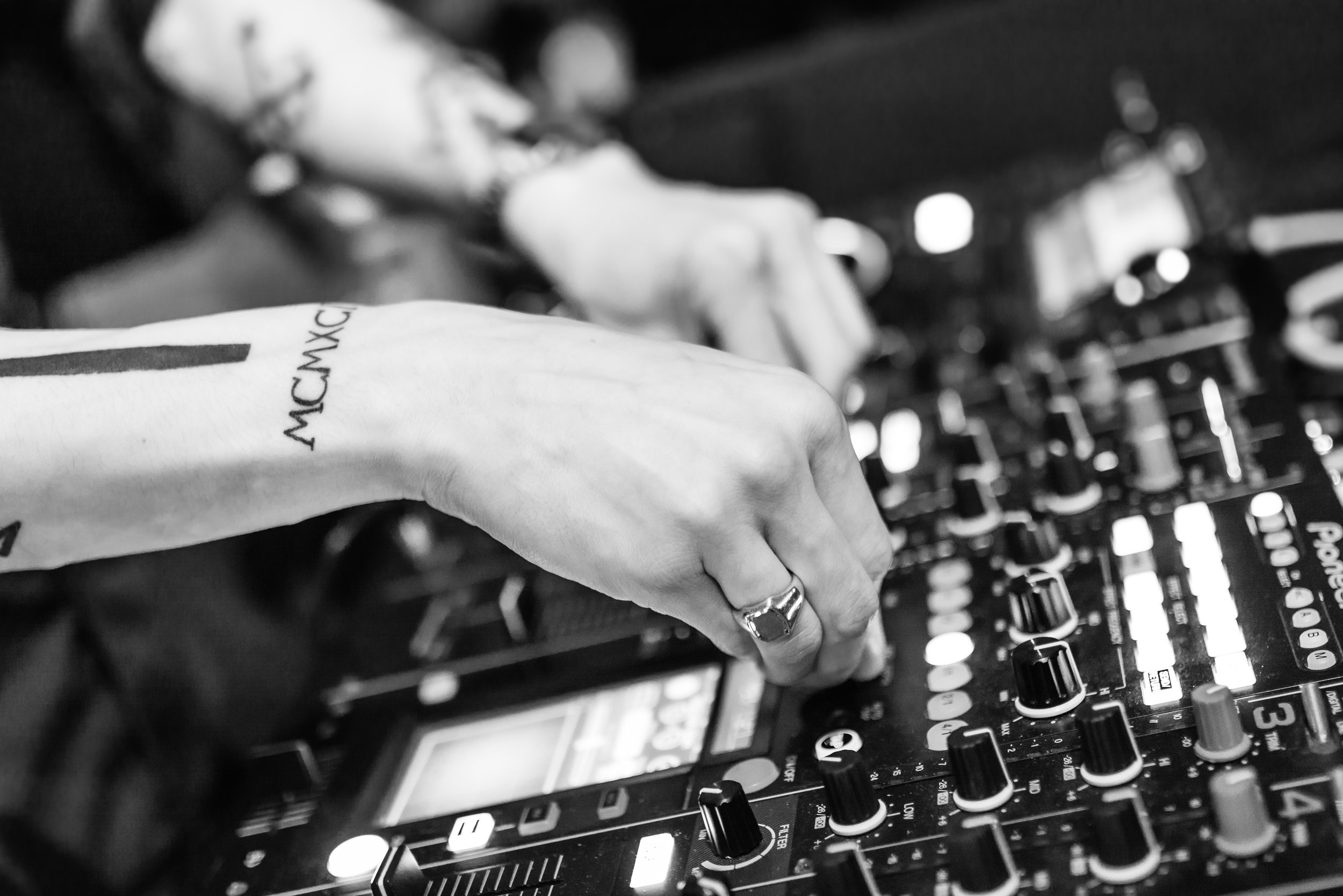 dj-720589.jpg