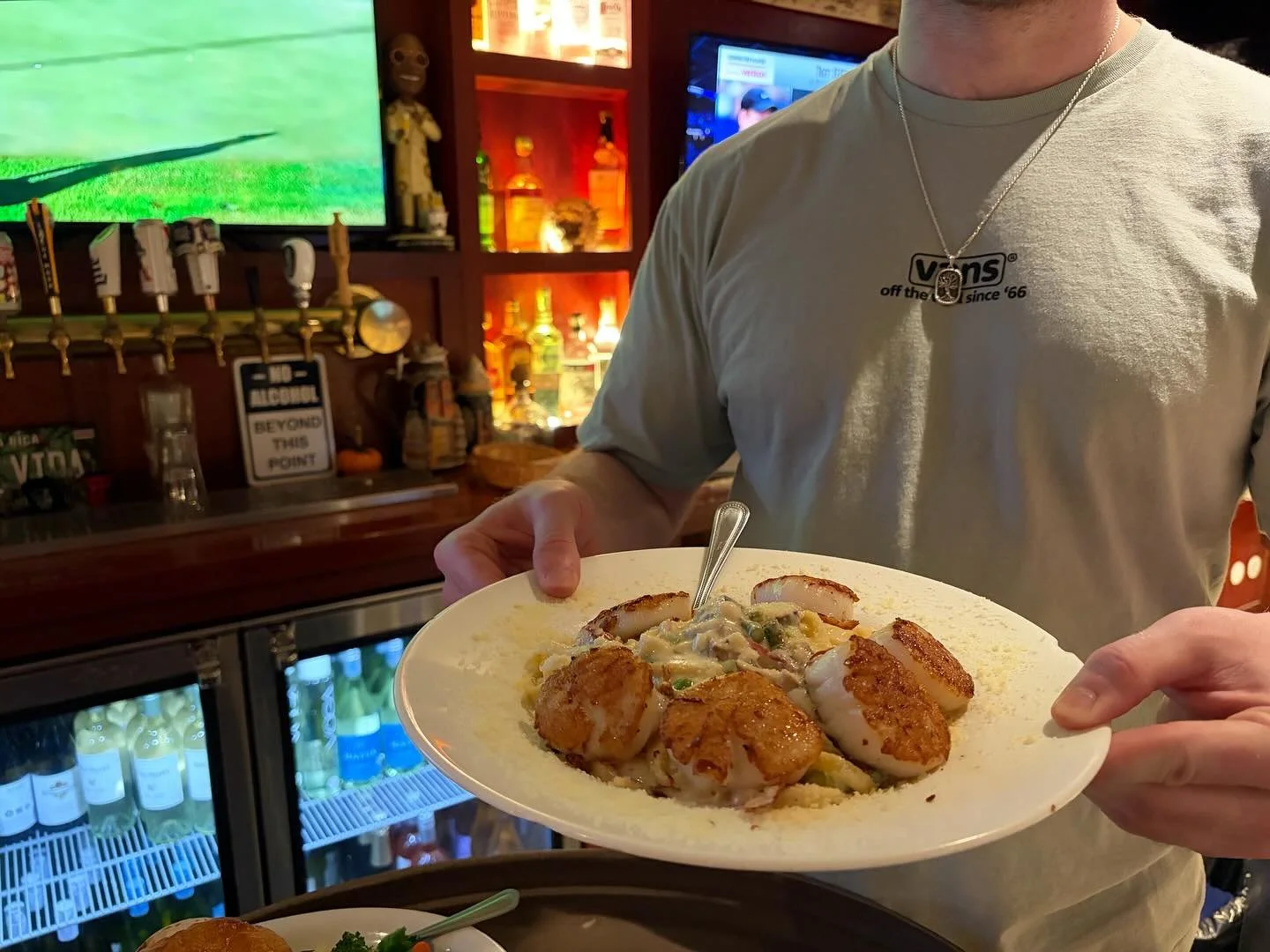 Tonight&rsquo;s scallop special! 
Seared scallops over fettuccini in a creamy Parmesan sauce, with prosciutto, asparagus, mushrooms and peas. 
Don&rsquo;t miss out on this one ✨✨✨
