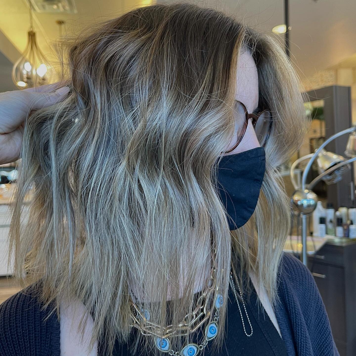 when @reichelstyles hasn't colored her hair for 7 months, gotta give her a much needed refresh ✨ only a few foils around the face to freshen her up @tayg_hair