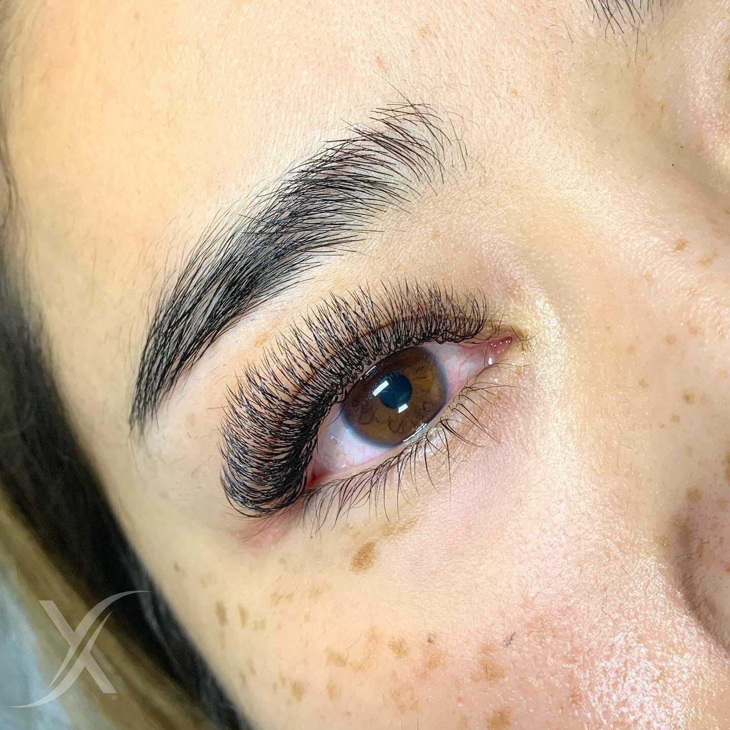 Uniformed babydoll + summer freckles

We&rsquo;ve been getting a lot of request for wispy lashes, but we still love a clean, uniformed look.

What do you think about this uniformed look?