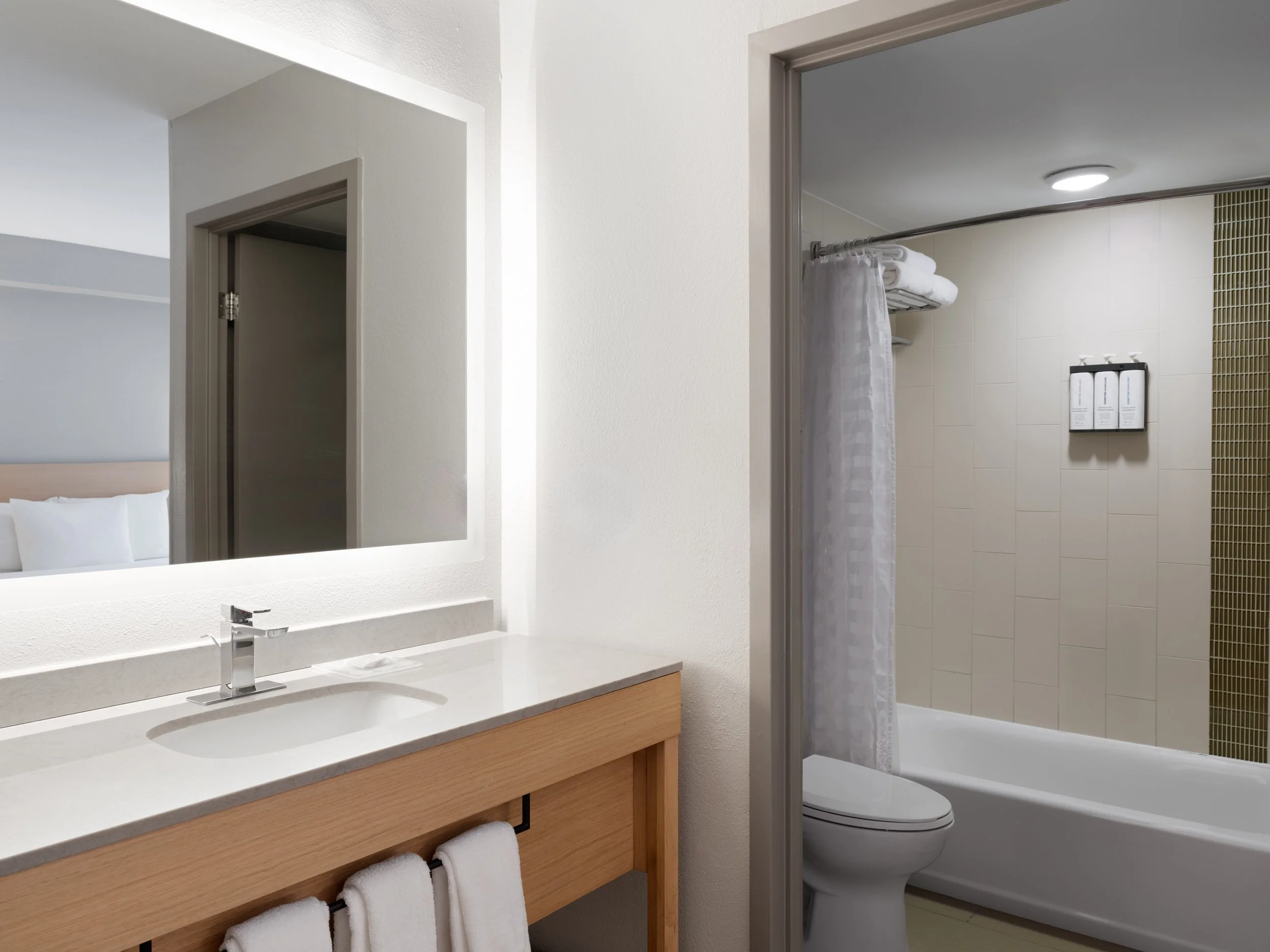 atlzm hyatt place alpharetta standard bath.jpg