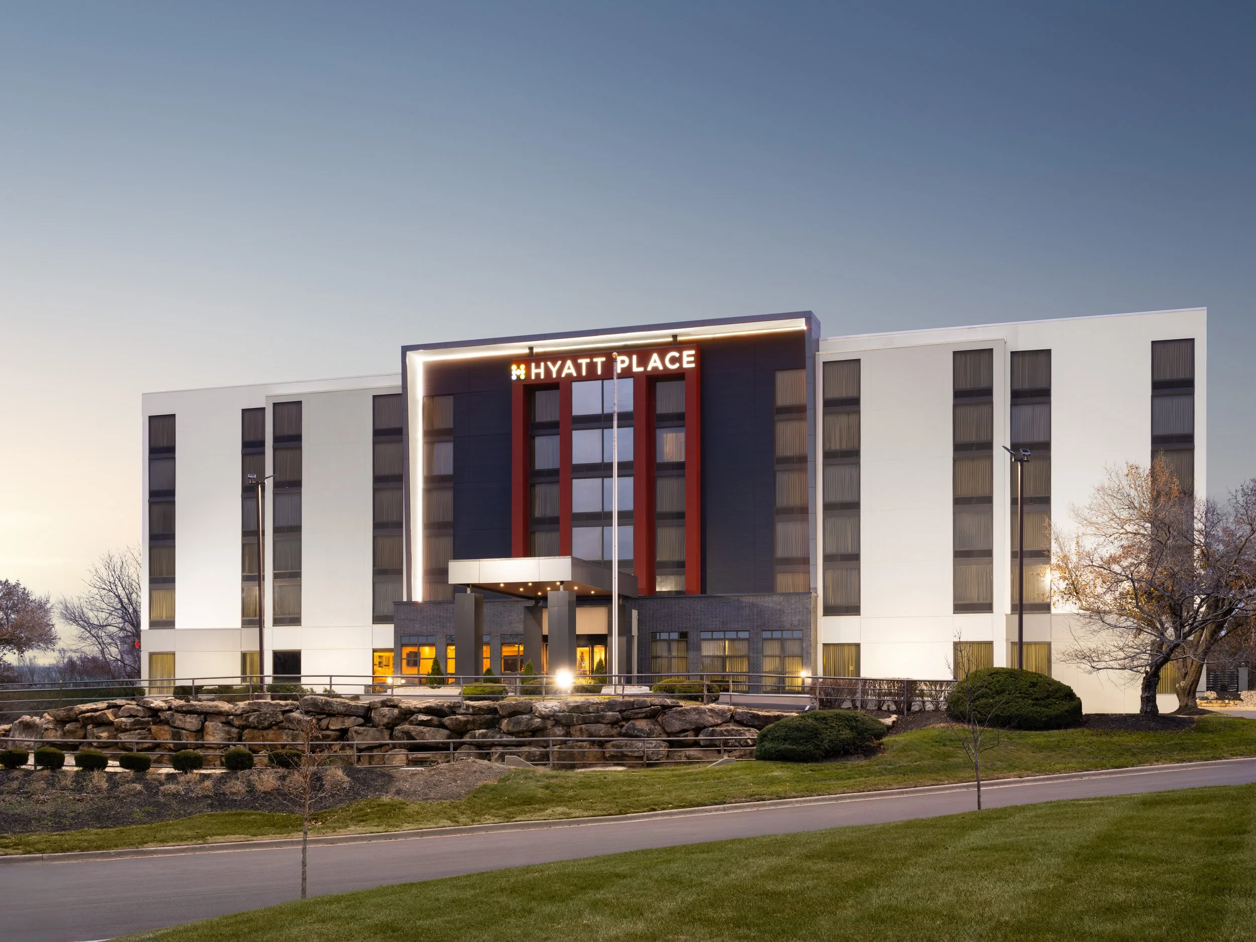 mkczm hyatt place exterior dusk 1.jpg