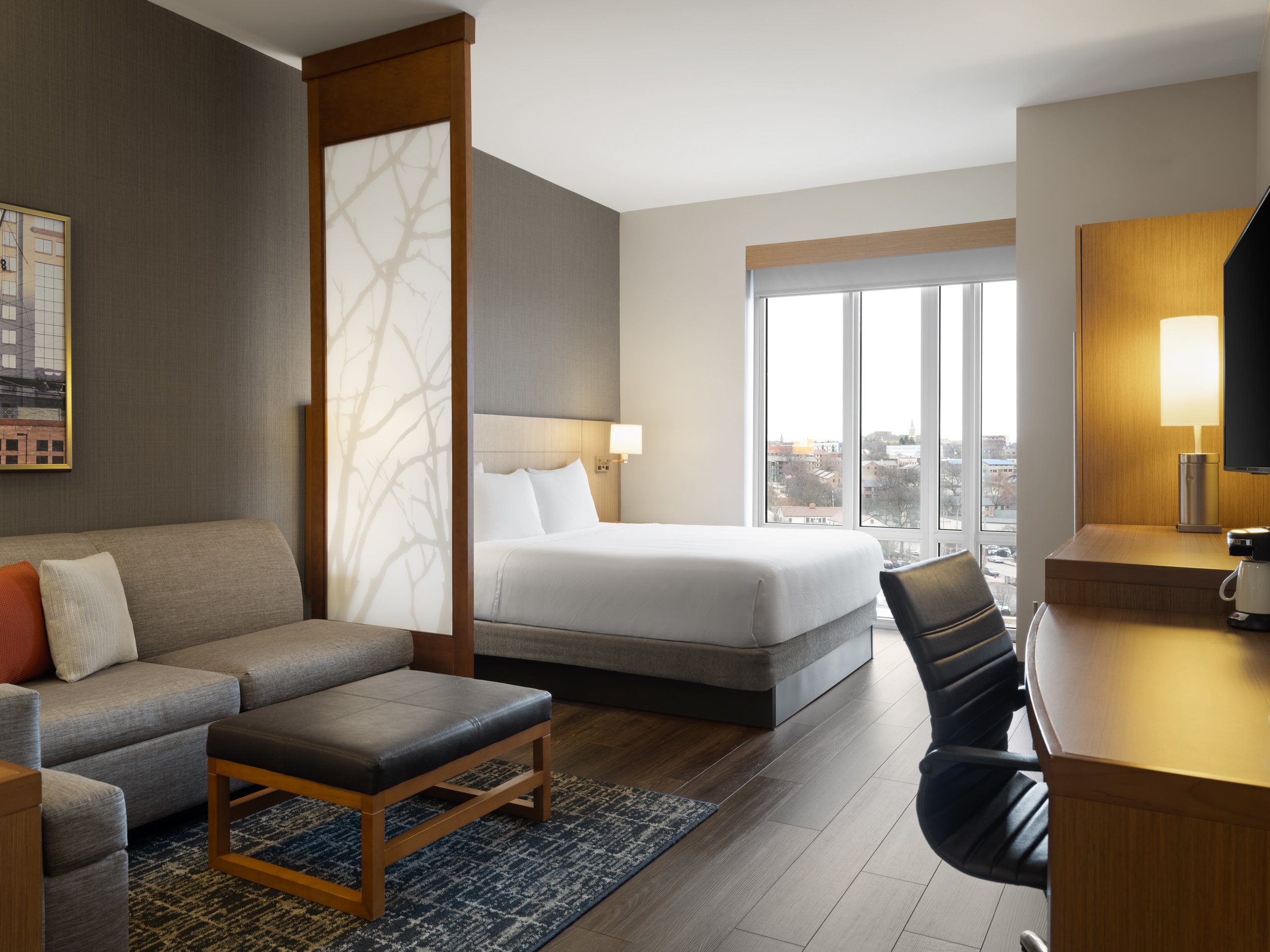 mkezd hyatt place milwaukee rm629 king 1.jpg