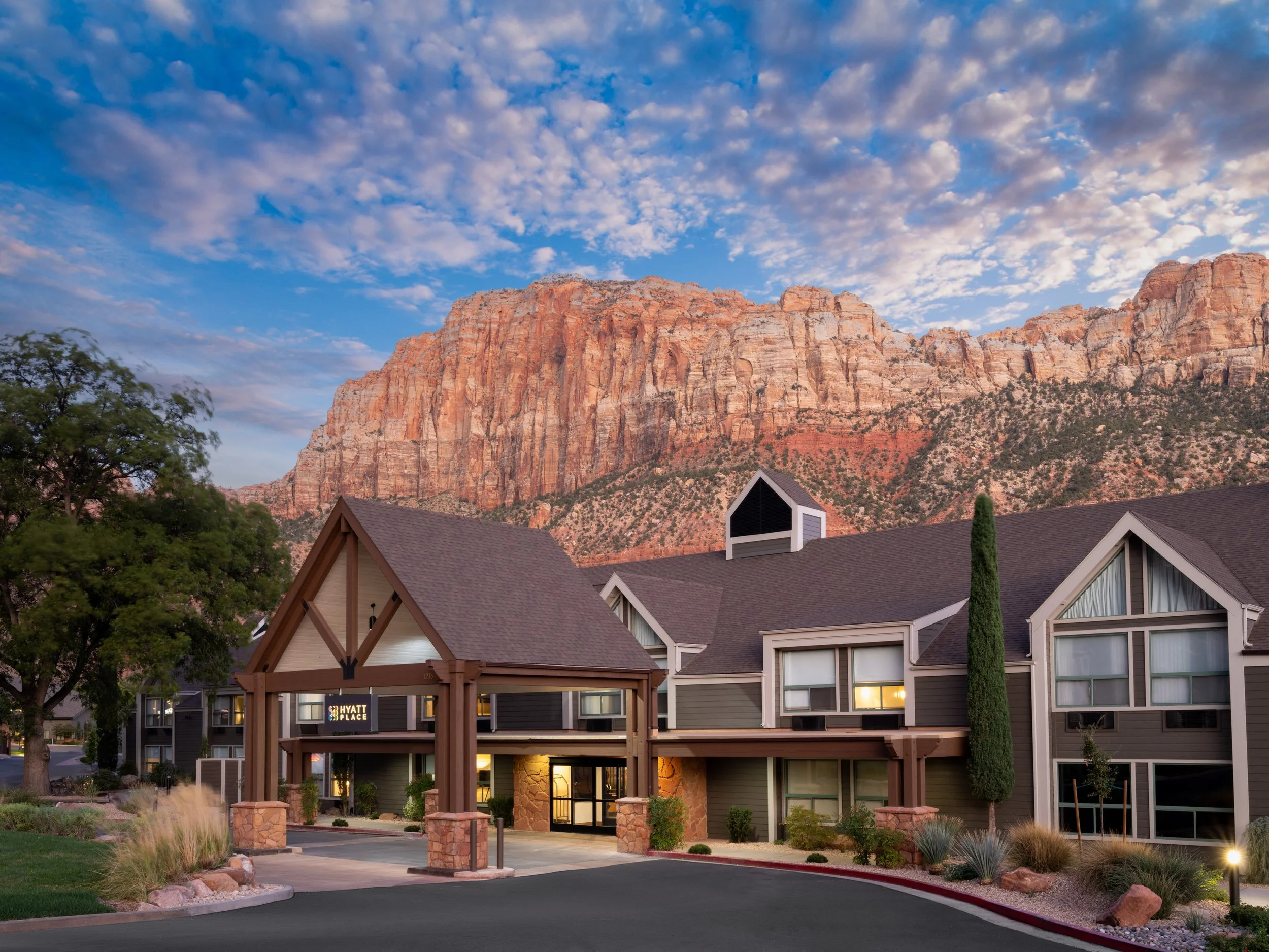 sguzz hyatt place springdale zion exterior dusk 1.jpg