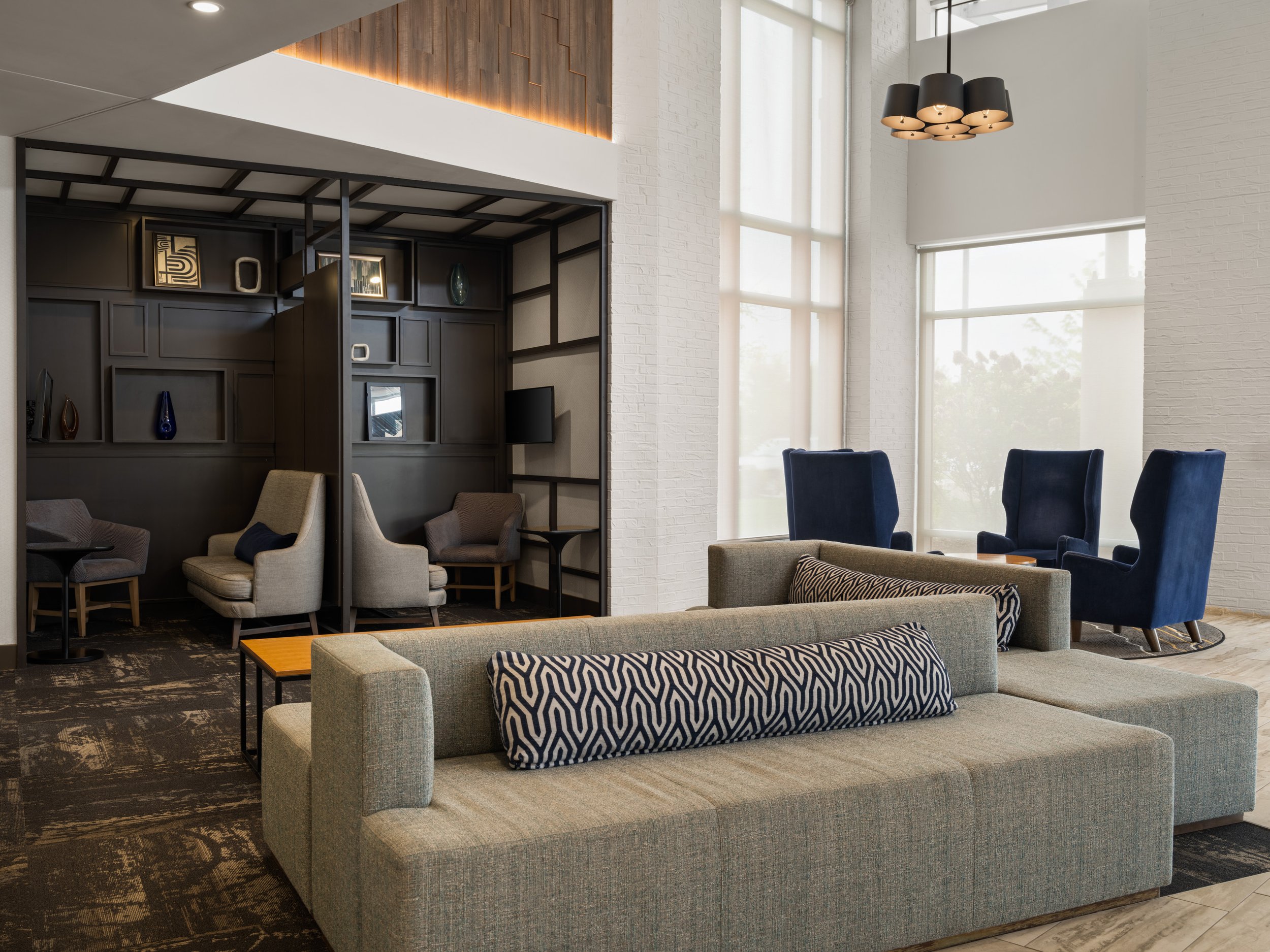 dsmzw hyatt place west des moines lobby 1.jpg