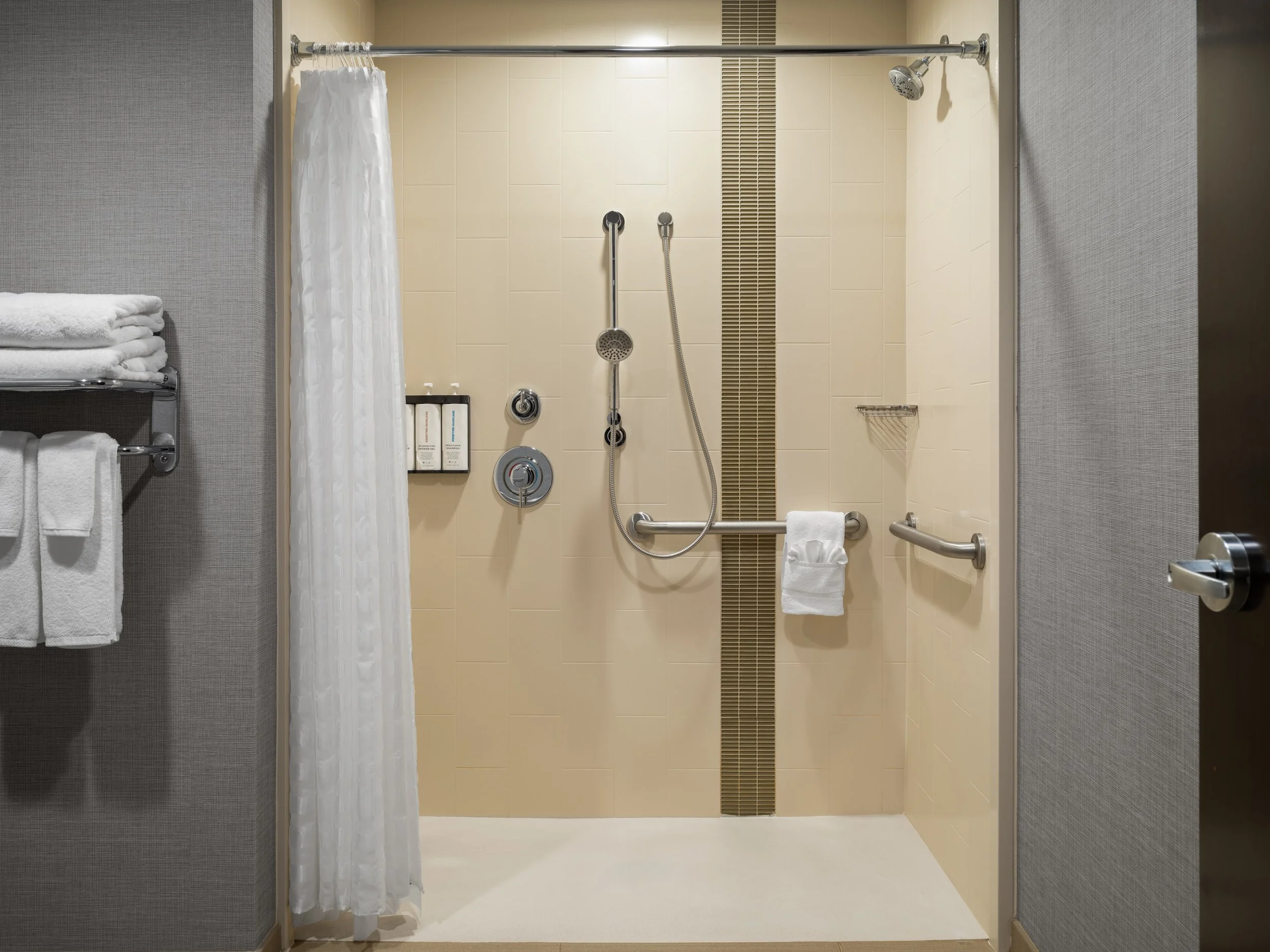 dsmzw hyatt place west des moines rm303 adqs 4.jpg