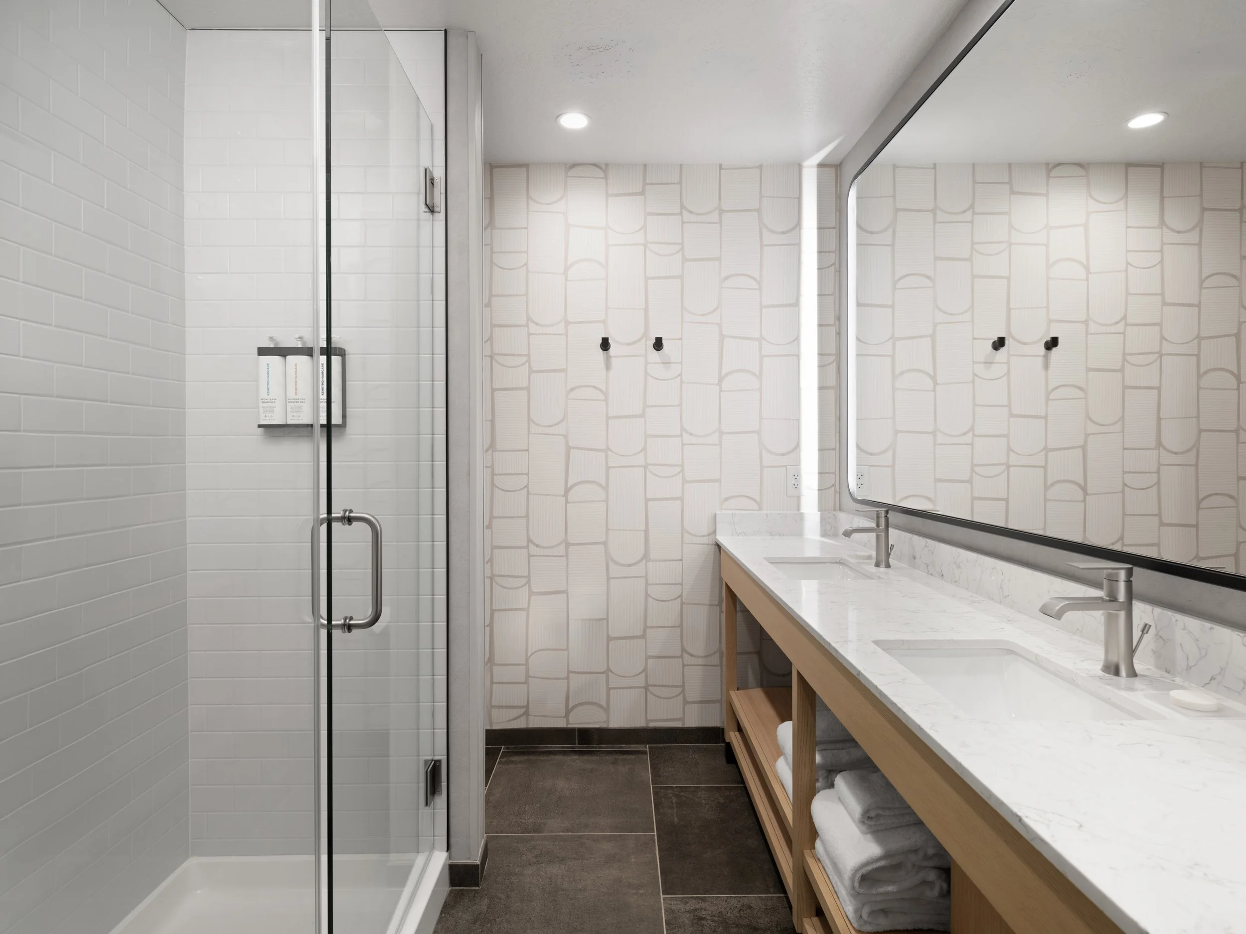 sguzz hyatt place springdale zion standard shower 1.jpg