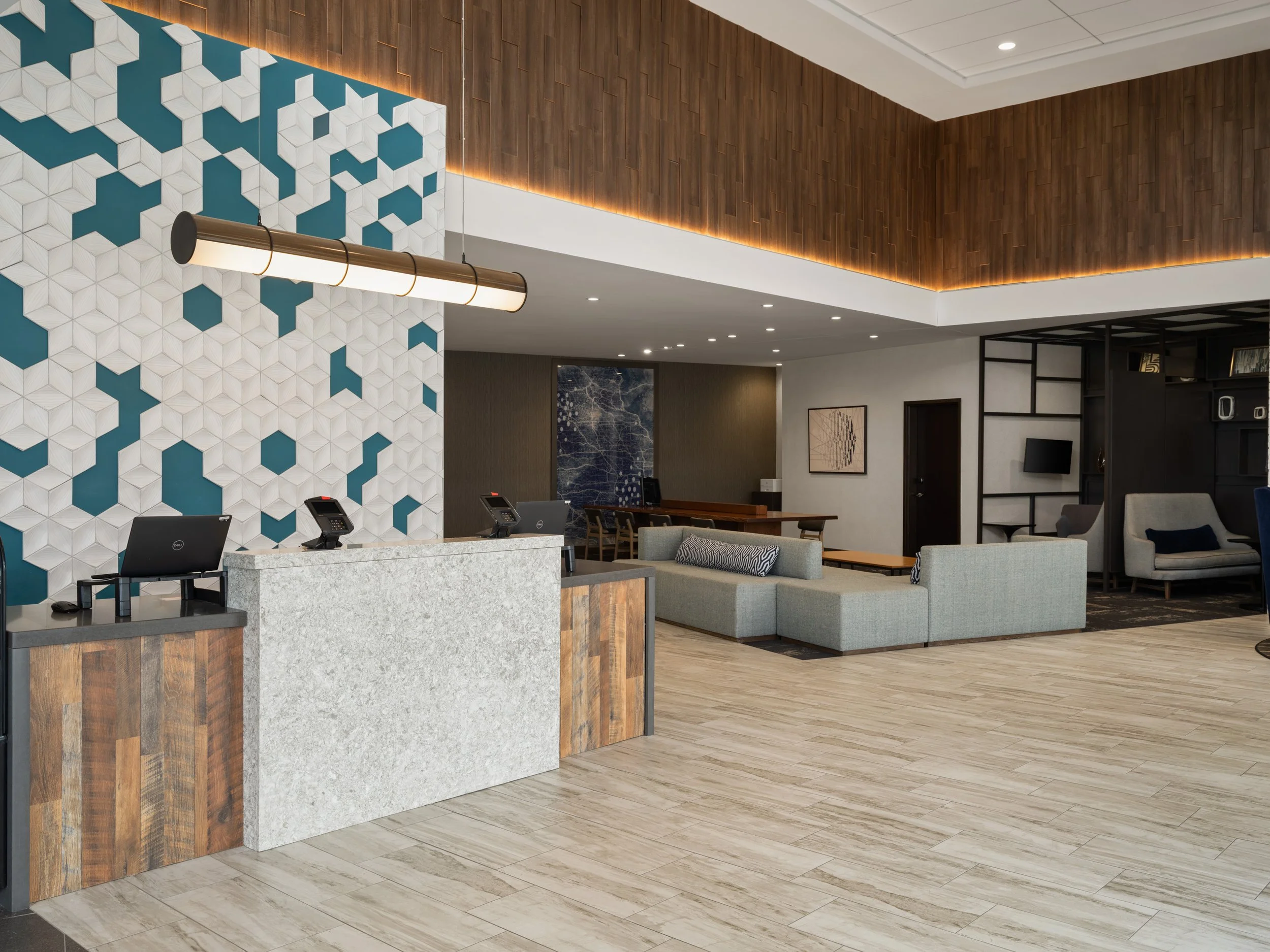 dsmzw hyatt place west des moines lobby.jpg