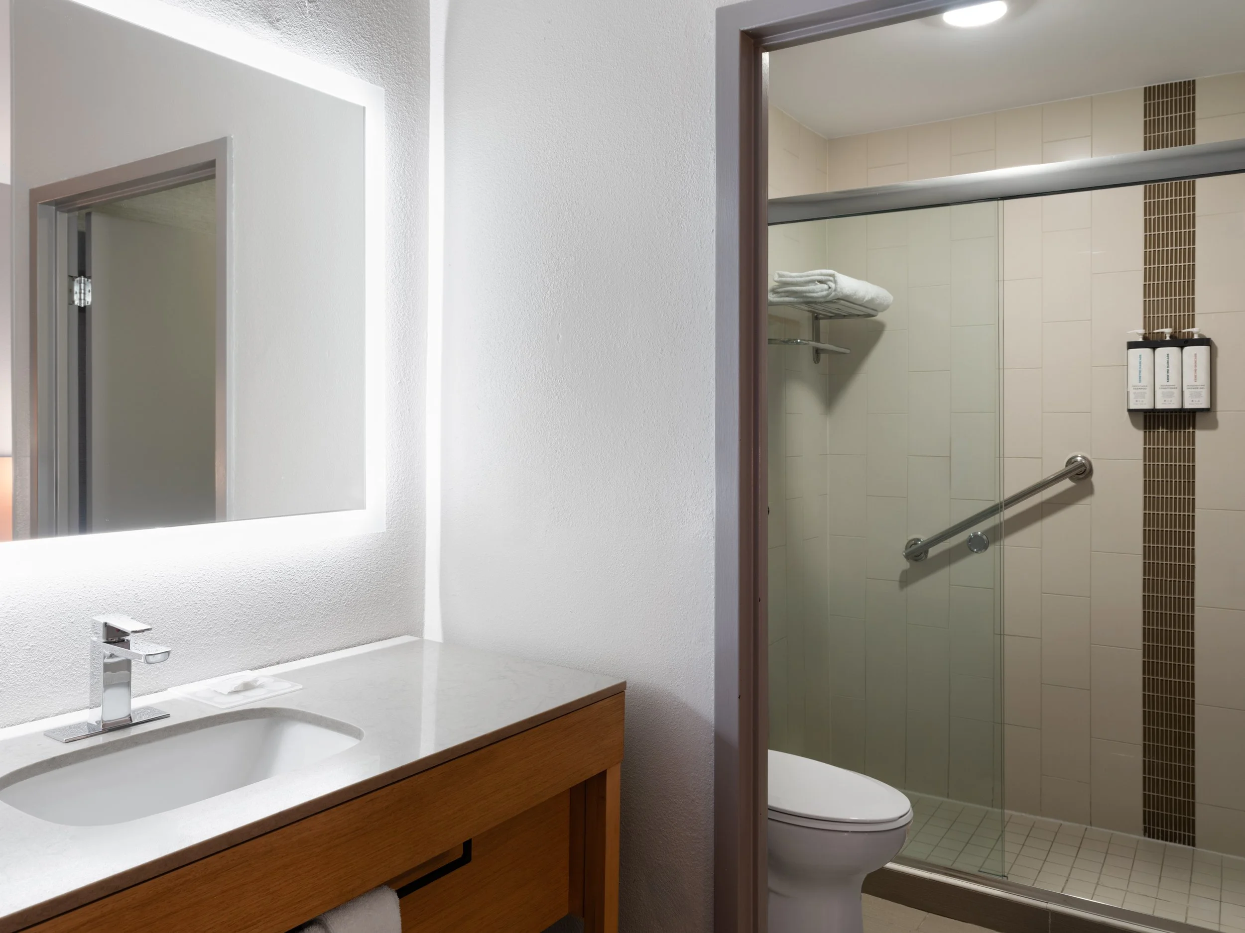 atlzm hyatt place alpharetta standard shower 2.jpg