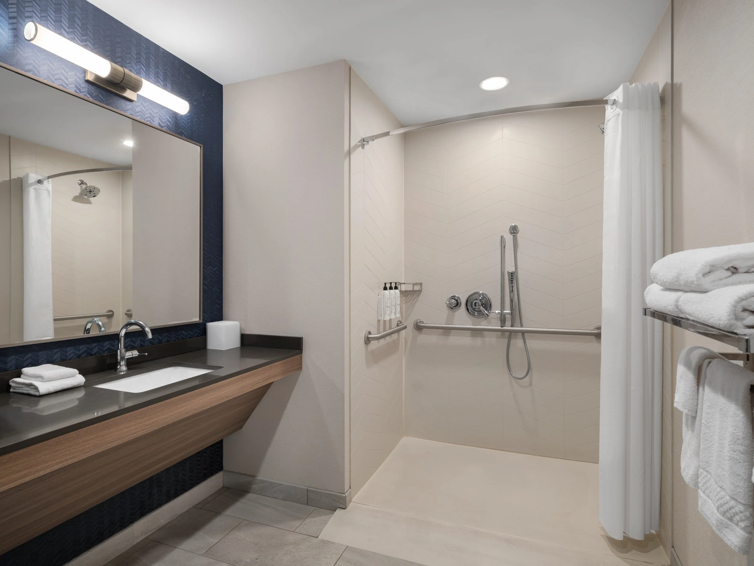 rm431 roll in shower.jpg