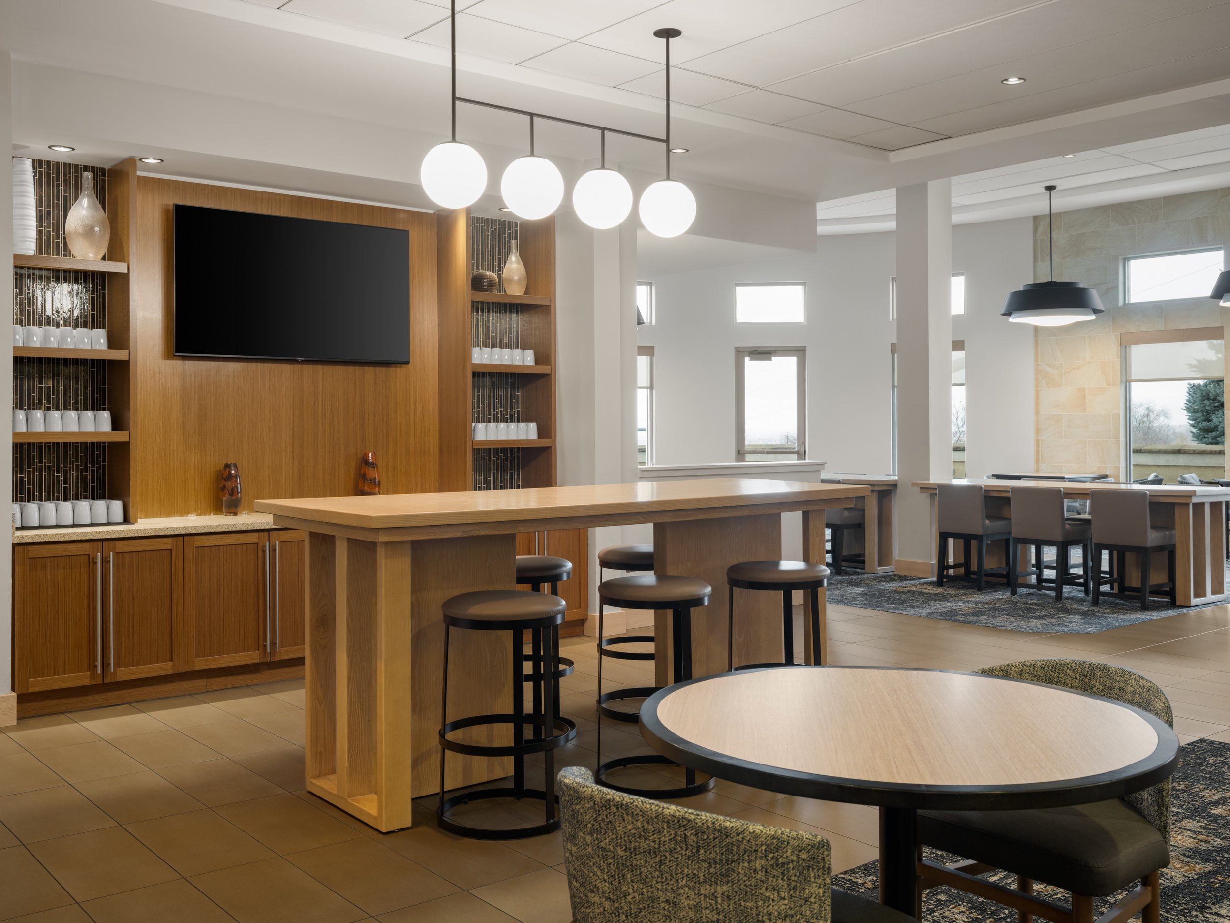 slczc hyatt place salt lake city breakfast seating.jpg