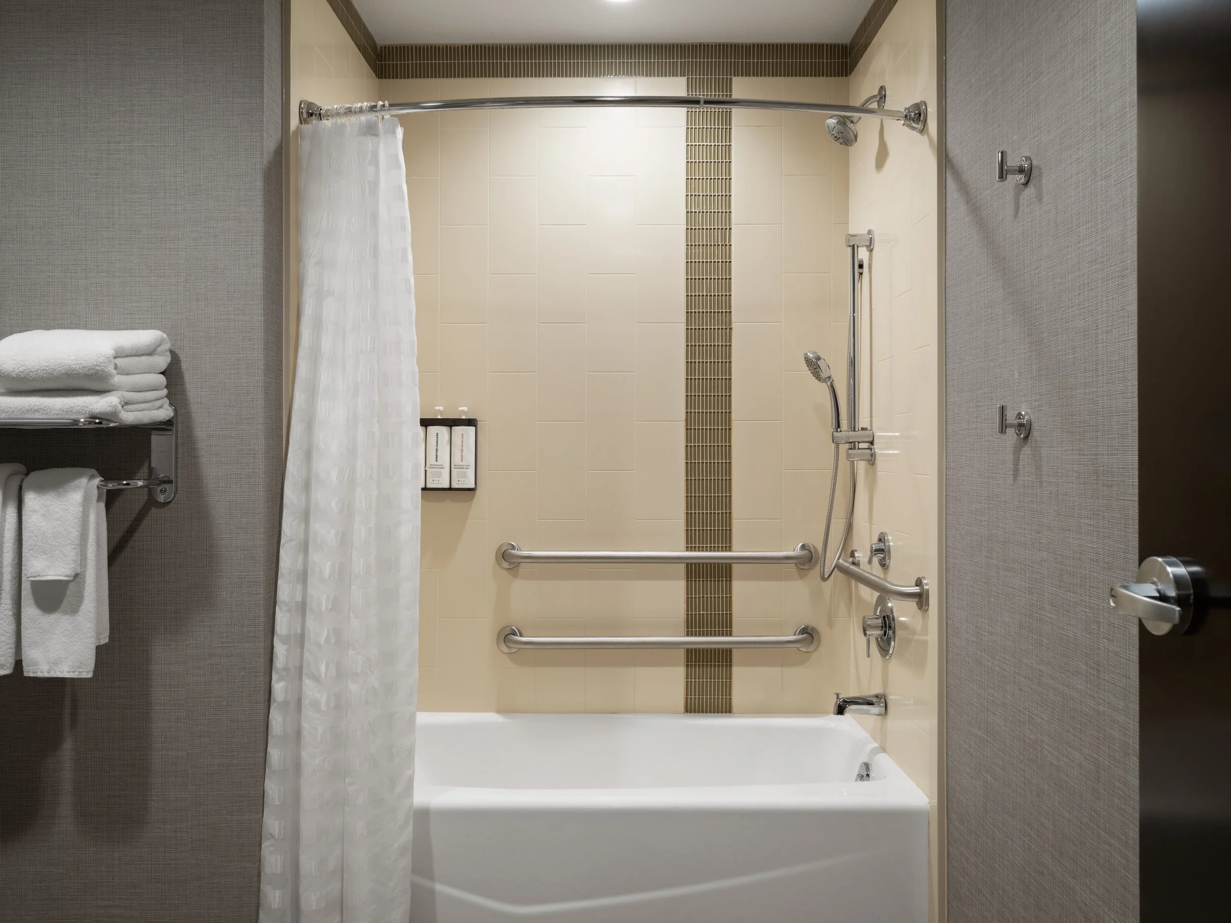 dsmzw hyatt place west des moines rm227 adks 5.jpg