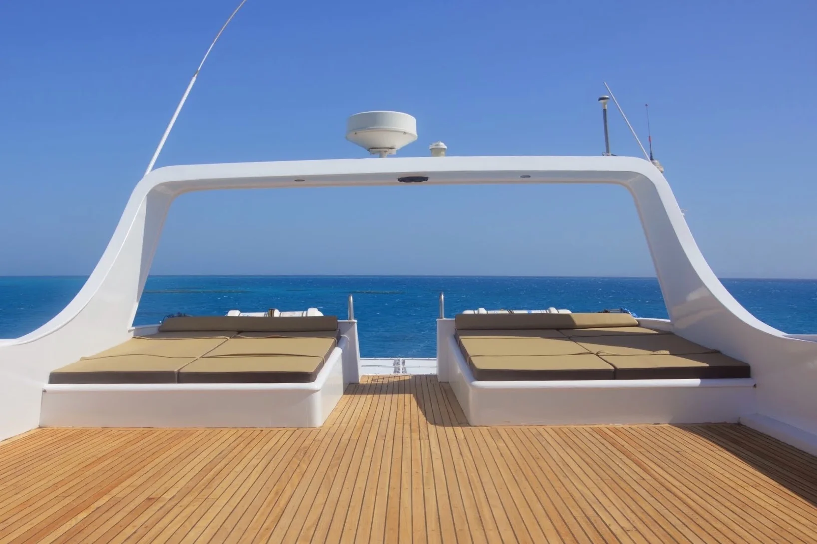  The sun deck on the second level offers stunning 360° views and is where yoga classes will be held. It is also the ideal night time hangout for seeing shooting stars. 
