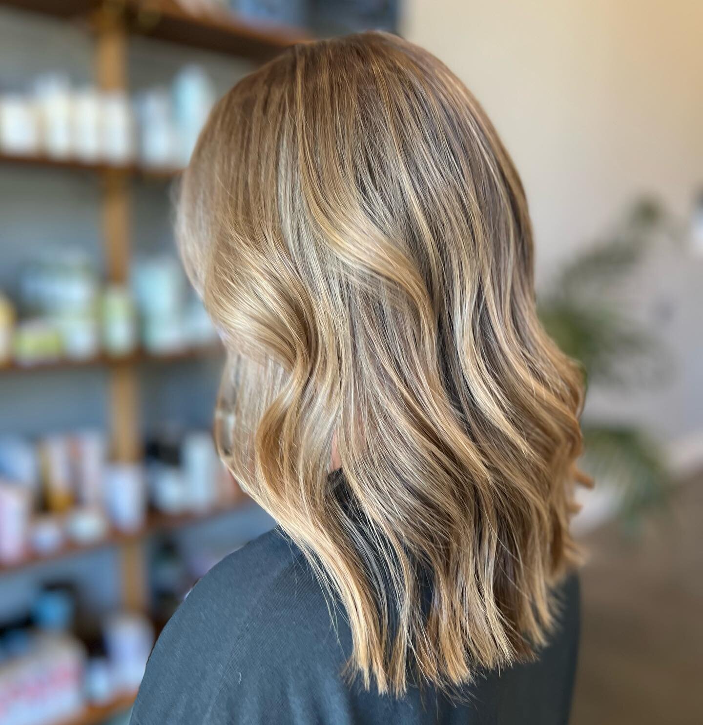 Reverse balayage + haircut 😍 by  S T E P H A N I E | @hairbreh_ 
&bull;
&bull;
&bull;
&bull;
&bull;
&bull;
#blondehair #reversebalayage #summerready #blondes #donewithdavines #davinescolor #davinessalon #berkeleysalon #shattuckave #gourmetghettoberk