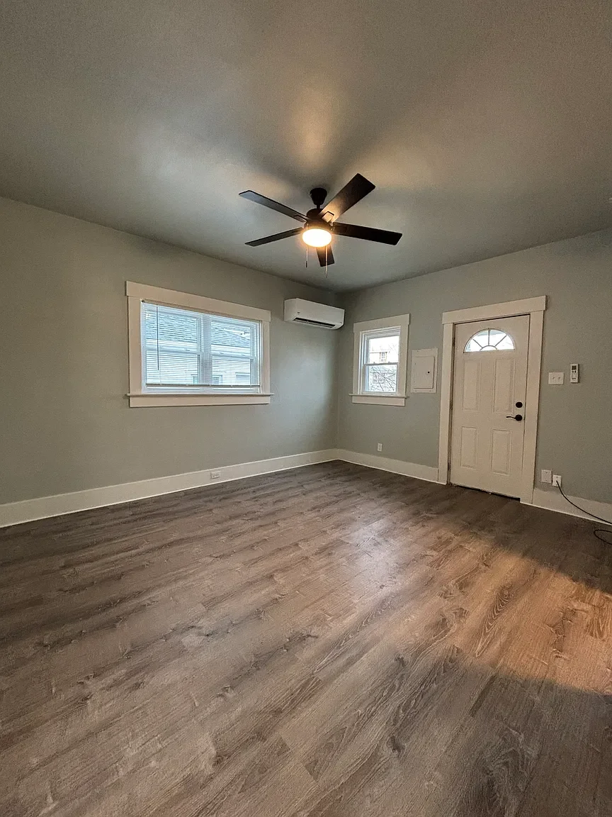 211 E Main St, APT 3