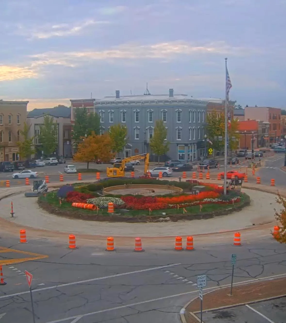 🚧 FRIDAY FACTS! 🎄

The countdown is ON! In about FOUR weeks, we&rsquo;ll be bringing in the Christmas tree, and all this work around the fountain will be wrapped up before then!

And for those still confused by the orange barrels and cones&hellip; 