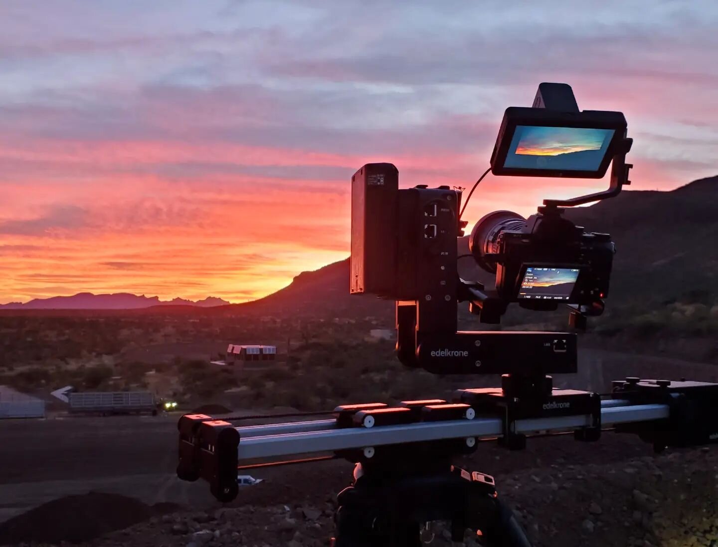 Sunsets near Tucson are 🔥 🔥 🔥 🔥 🔥. Shot a nice moving timelapase with amazing @edelkrone products. @caterpillartinajahills

#catproducts #tucson #timelapase #corporatevideo #edelkrone #Sony #a7sii #arizona