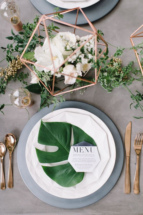 Loving this simple and modern yet elegant table setting. Rose gold is the new must have metallic and geometric shapes are everywhere!