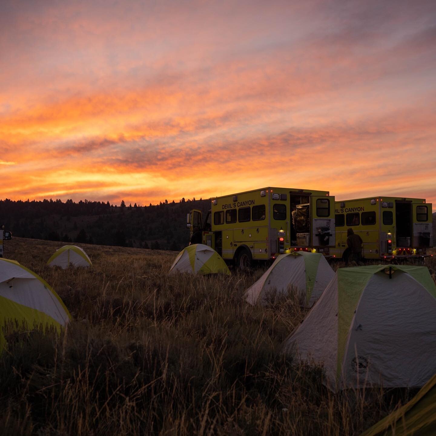 Heading into #LaborDay weekend with the newest set of @recreate.responsibly guidelines, the camping edition. 🏕️ These tips go hand-in-hand with the wildfire edition released earlier this summer. 

➡️ SWIPE

When we set up camp in a tent, cabin, RV, 