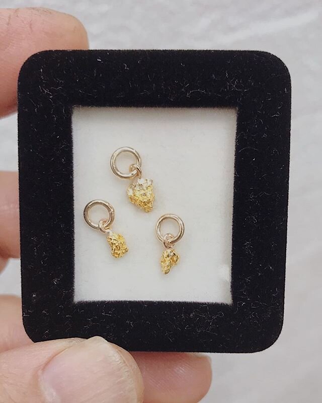 PURE GOLD ✨
Three gold nuggets turned into pendants for a father and his two sons. We chose a very minimal design when hand making the bails to not take away from the gorgeous textures of the nuggets