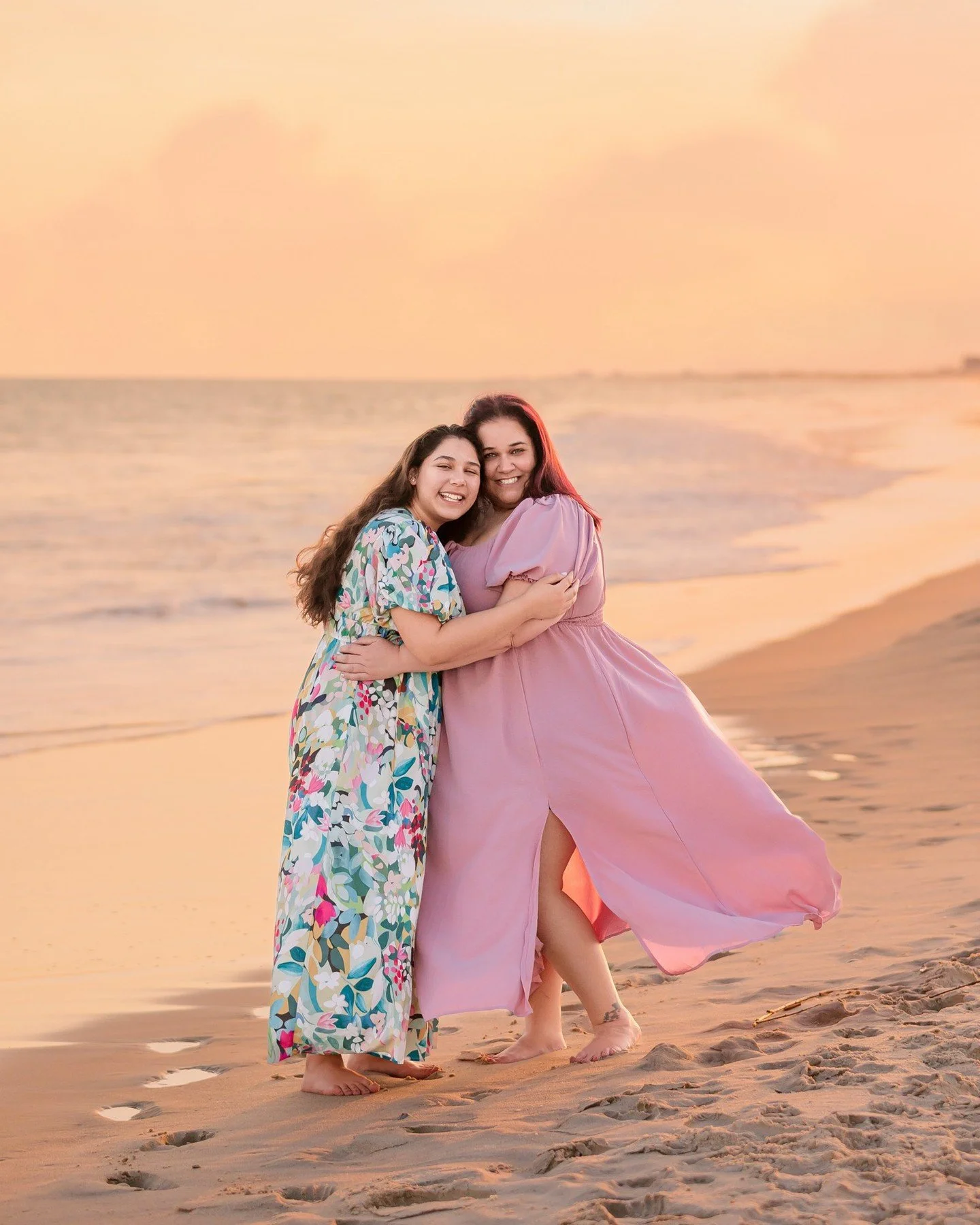 So thrilled to head back to Atlantic Beach next weekend for sunsets and sea breezes. I have a few spots left, and I'd love to capture as much as I can while I'm there! 🌊🌅