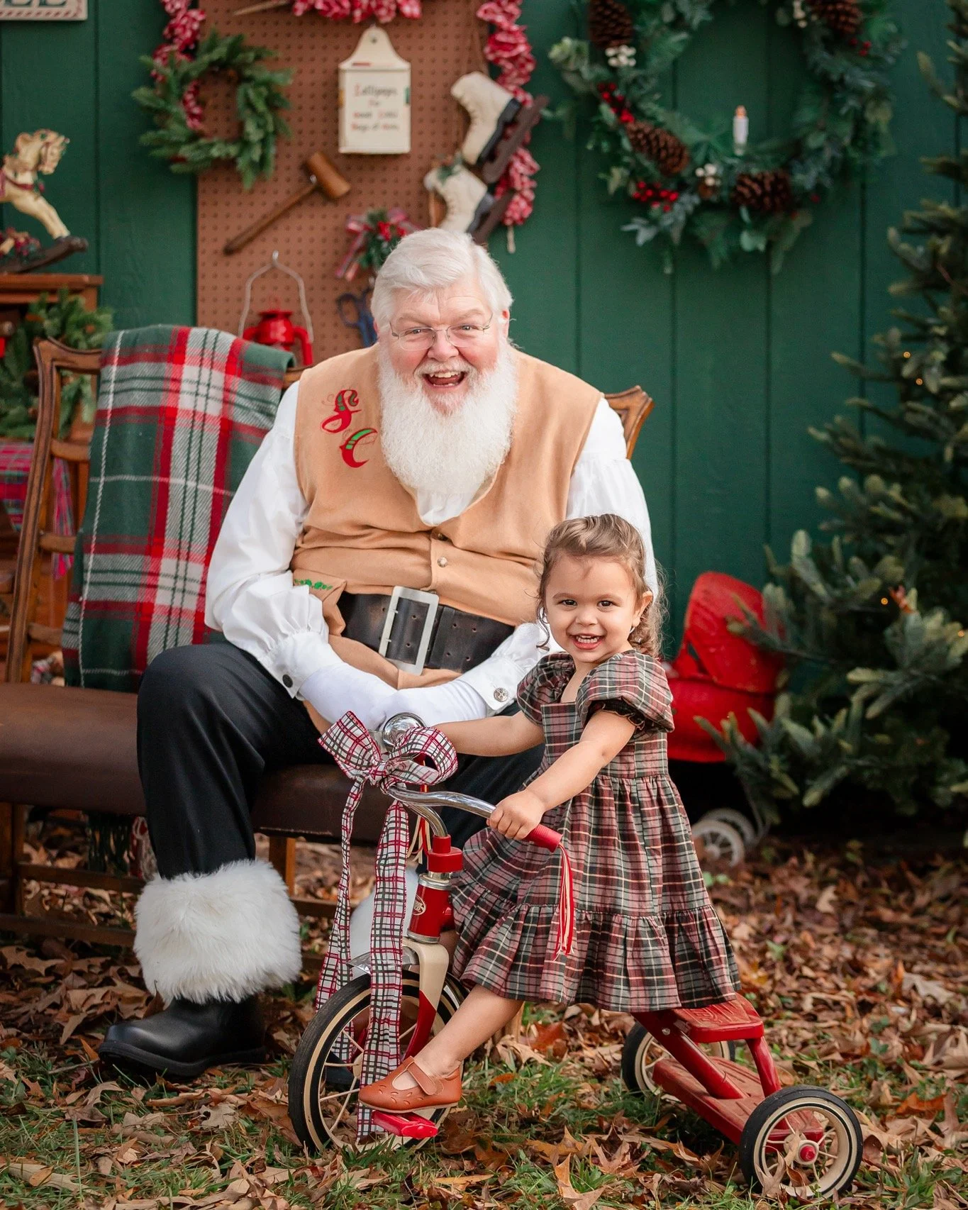 Santa Claus starts coming to town in just 23 days! 🎅🏼 Only 10 appointments remain to make magic with the Big Guy in 2026. If your yearly Christmas traditions include one of my Santa Experiences, now is the time to start planning. 🎄 This year, all 