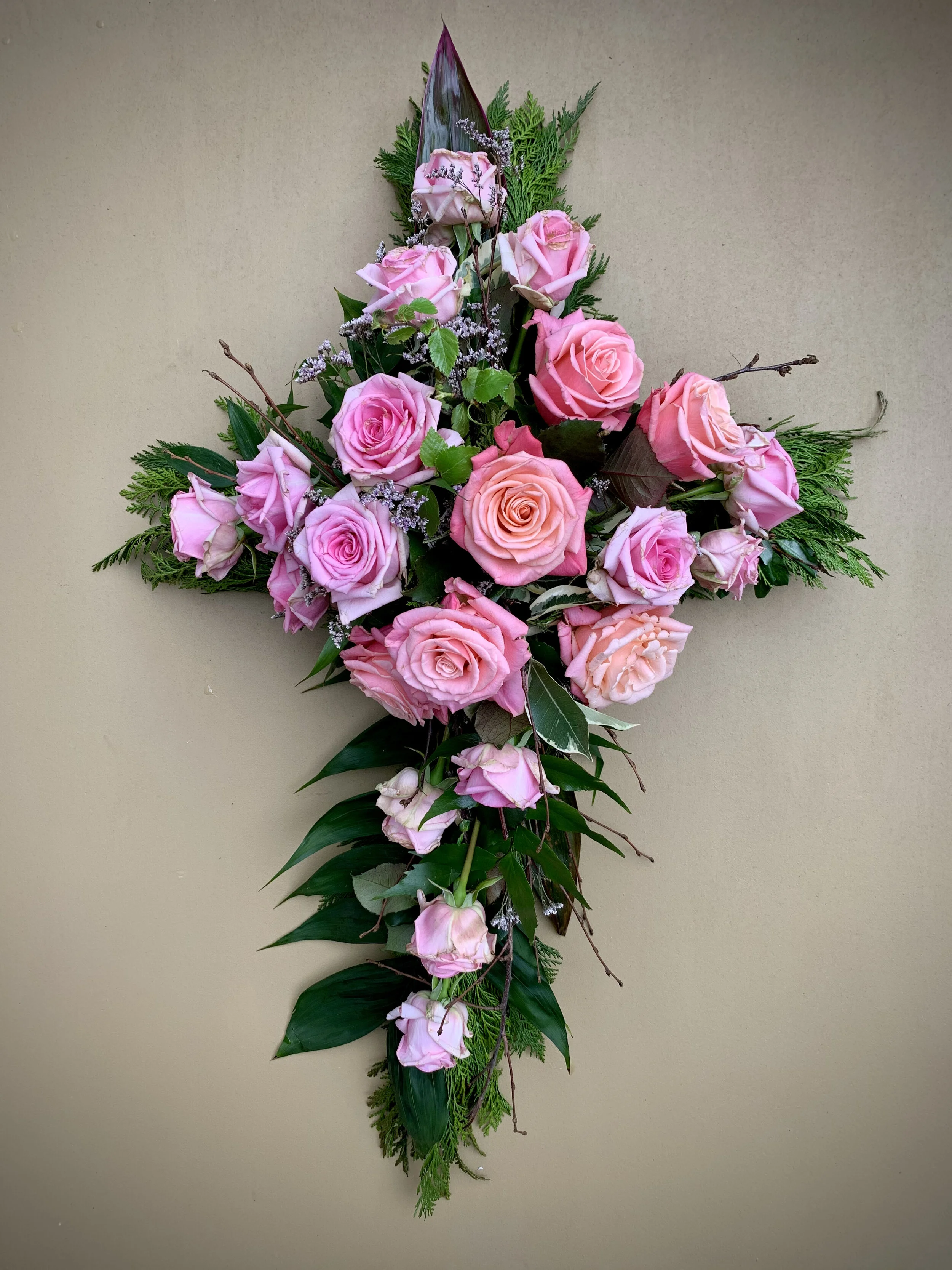 Samúðarkross með rósum