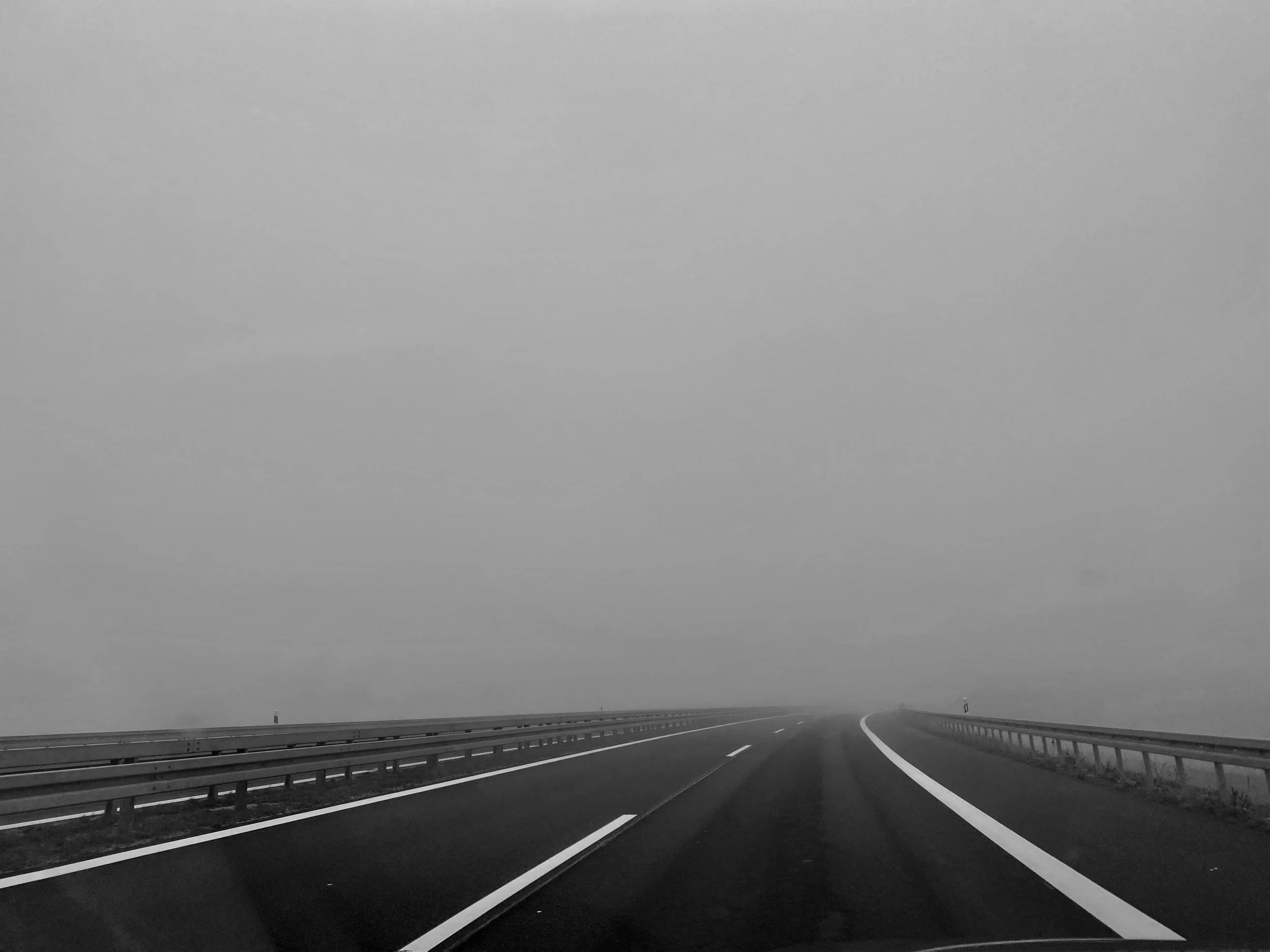 Autobahn in der Corona-Zeit bei Nebel - 2020