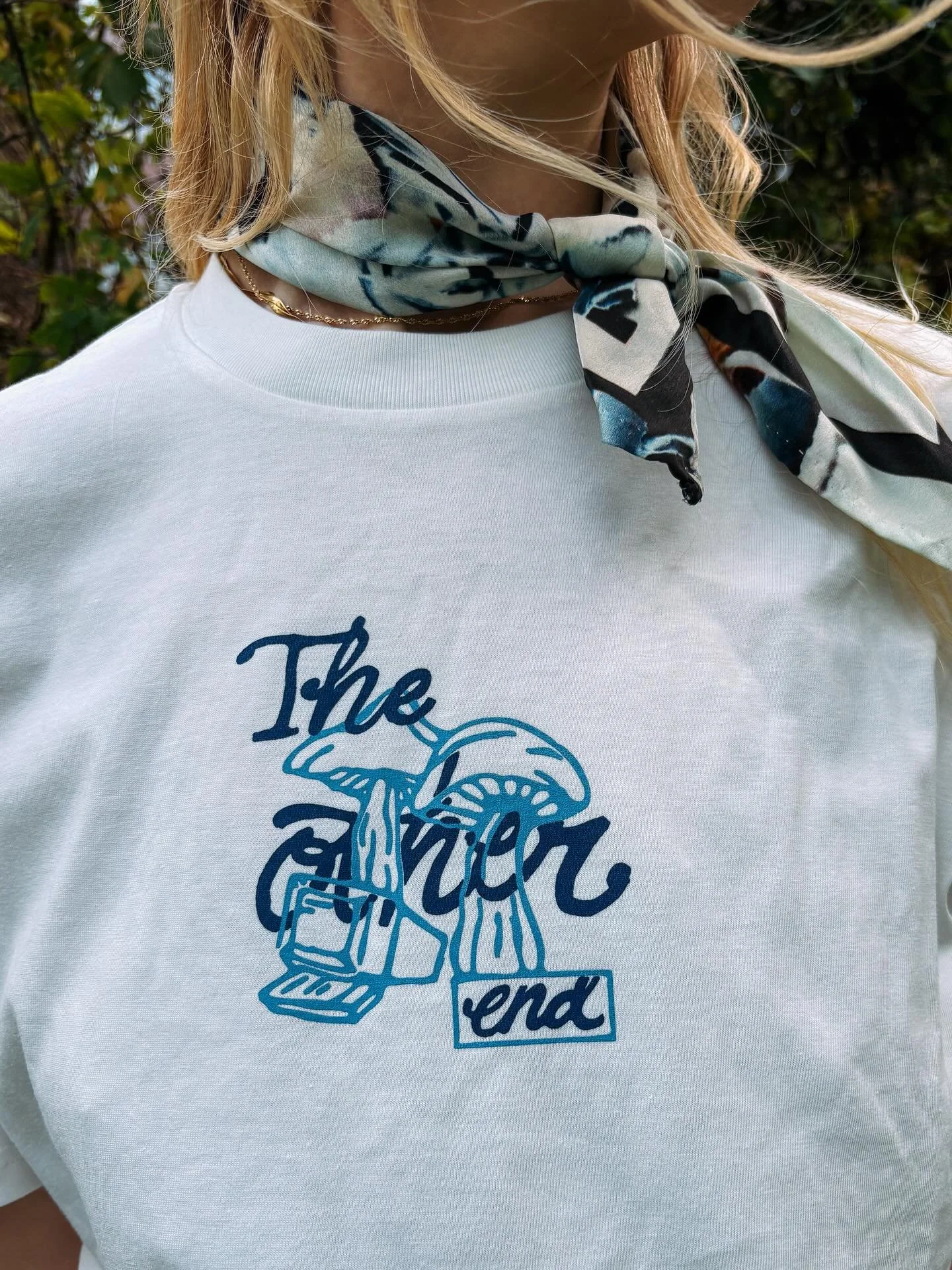 ⚡️ Sia Siamos x The Other End ⚡️
@sia.siamos er en nydelig kunstner fra Bergen, som vi har v&aelig;rt fan av i mange &aring;r. Vi er veldig stolte av &aring; vise frem den splitter nye merch-kolleksjonen hun har laget til releasekonsertene v&aring;re