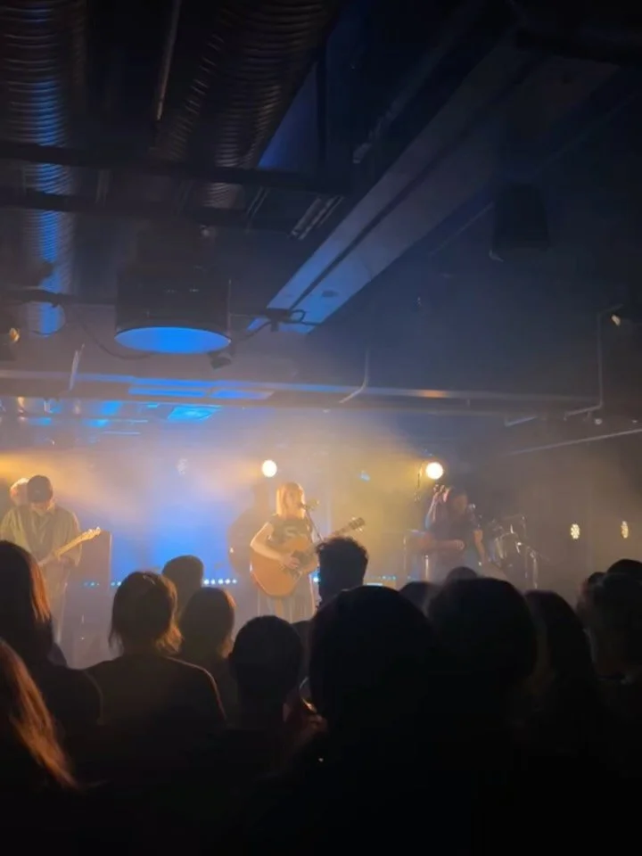 Fant noen videoer i rullen vi ikke enda har postet. Snakkes i 2026, folkens. H&aring;per p&aring; flere konserter med bandet, det er det g&oslash;yeste.

1: Kompilasjon av releasegig i Bergen i oktober
2: Spilte i p&aring;sken p&aring; Fedje og ble v