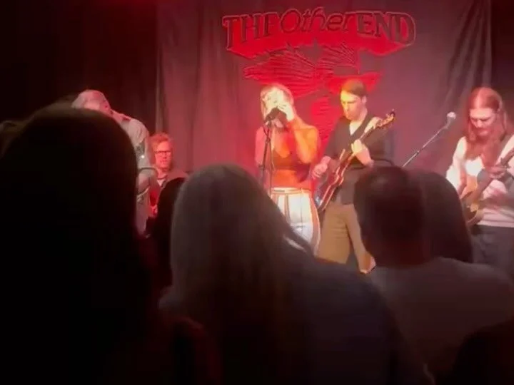 Man visste aldri med Oslo f&oslash;r. For noen &aring;r siden spilte vi for &aring;tte personer p&aring; SALT, og kjente alle i publikum. N&aring; f&oslash;les det mye mer som hjemme, selv om vi ikke kjenner alle i publikum.

Vi er utrolig glade for 