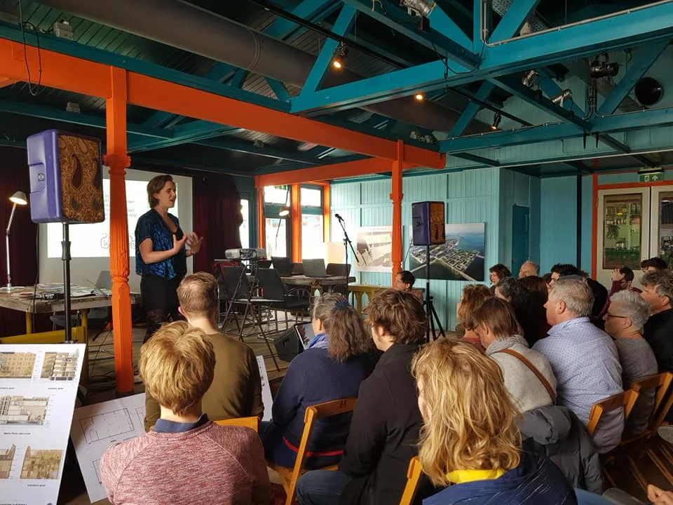 Kim presenteert over al het moois van De Warren.