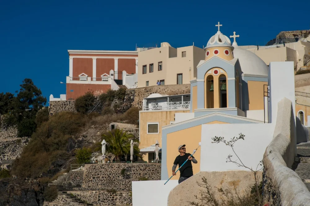 On the road to Fira. Sony A9, Leica 50mm f1.4 Summilux