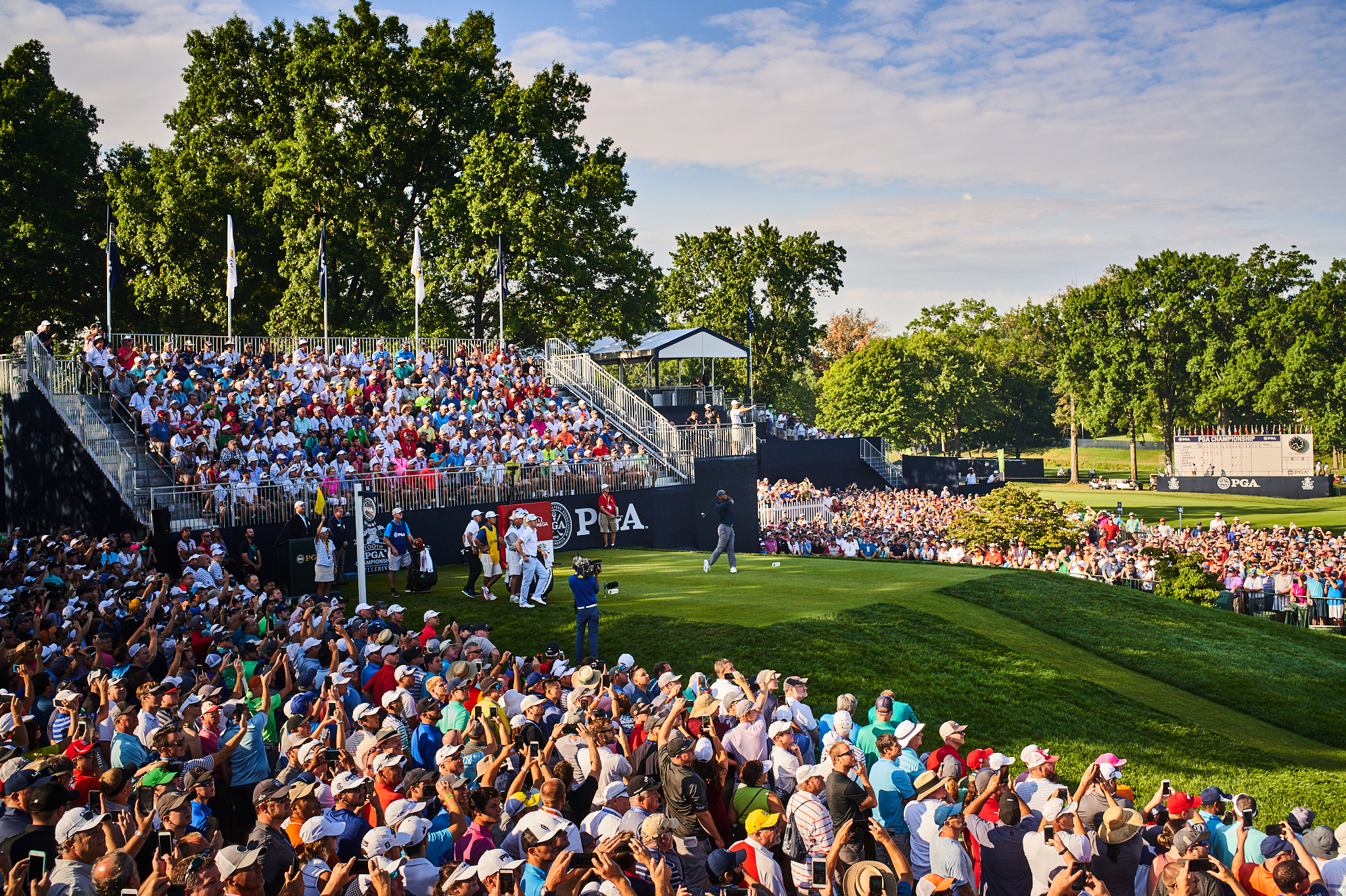 Tiger Woods tees off on the 10th hole (his first of the day) in round one. (Sony A7r3, Leica 35mm f1.4 Summilux)
