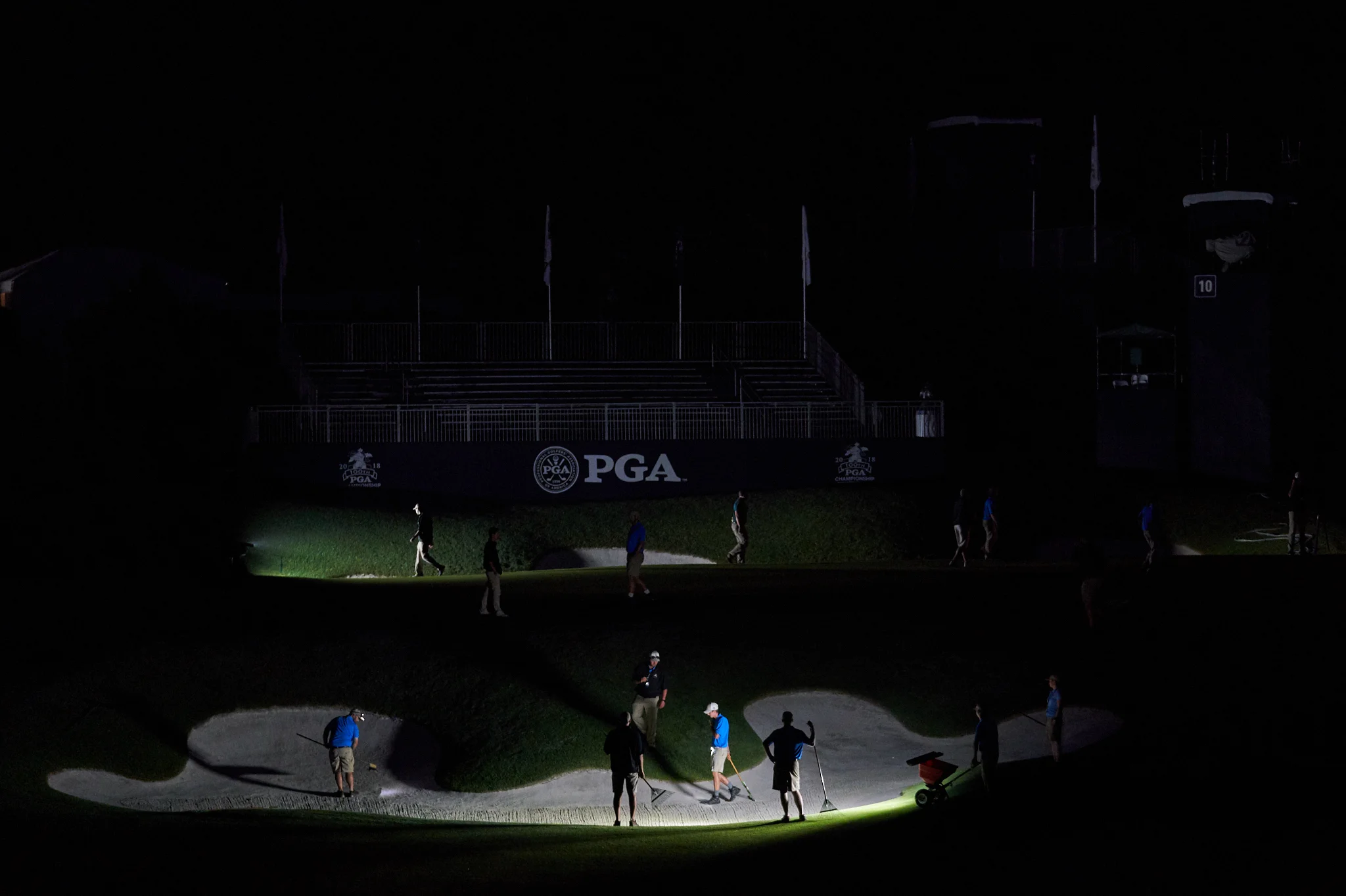 Members of the maintenance staff prepare the 10th early in the morning before round two. (Sony A9, Sony 24-70mm f2.8 G-Master)