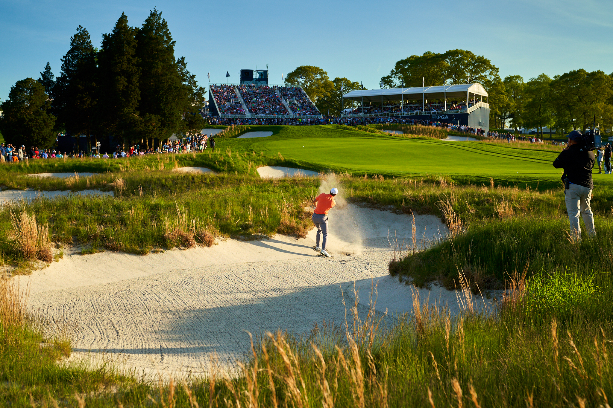 Jordan Spieth plays out of a fairway bunker at 18 during the second round. Sony A7rIII, Sony FE 24-70mm f2.8 GM