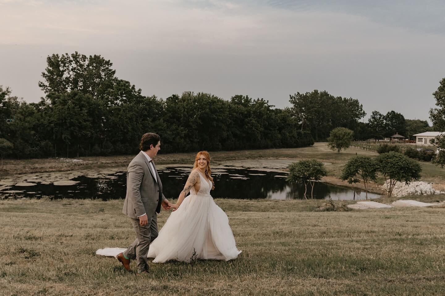 Cheers to the Cowans! 

Loving these photos taken right on the property @peleewinery 

Swipe to the end to see another top photo destination in Kingsville 👀 (just an 8min drive from Pelee Winery)

📸 @farmwife.photography

#peleewinerywedding #pelee