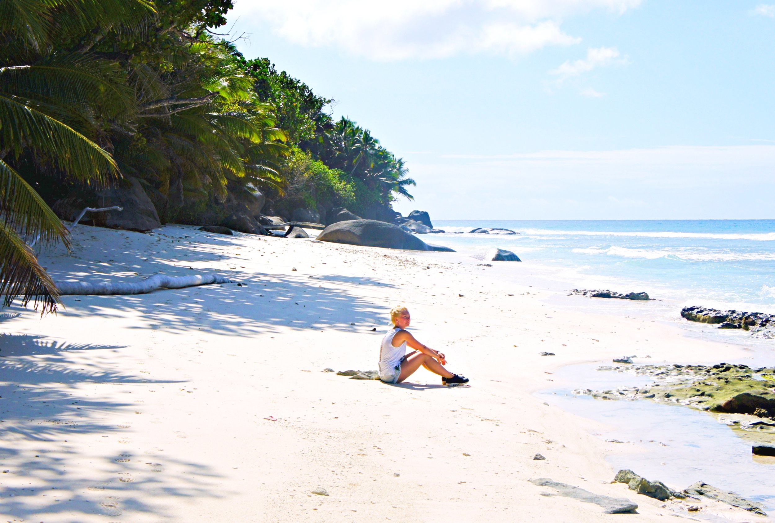 JAK TO JEST MIESZKAĆ NA PRYWATNEJ WYSPIE? PLUSY I MINUSY WAKACJI W RAJU