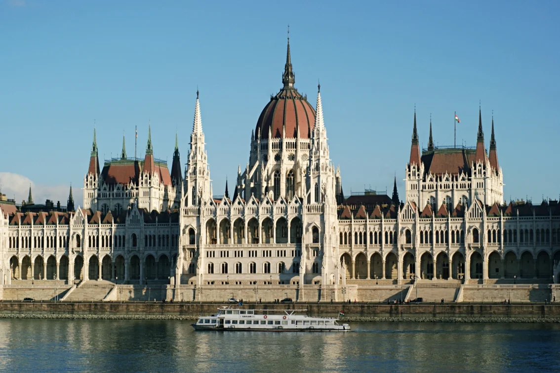 BUDAPESZT NA WEEKEND: TOP 5 MIEJSC, KTÓRE MUSISZ ZOBACZYĆ