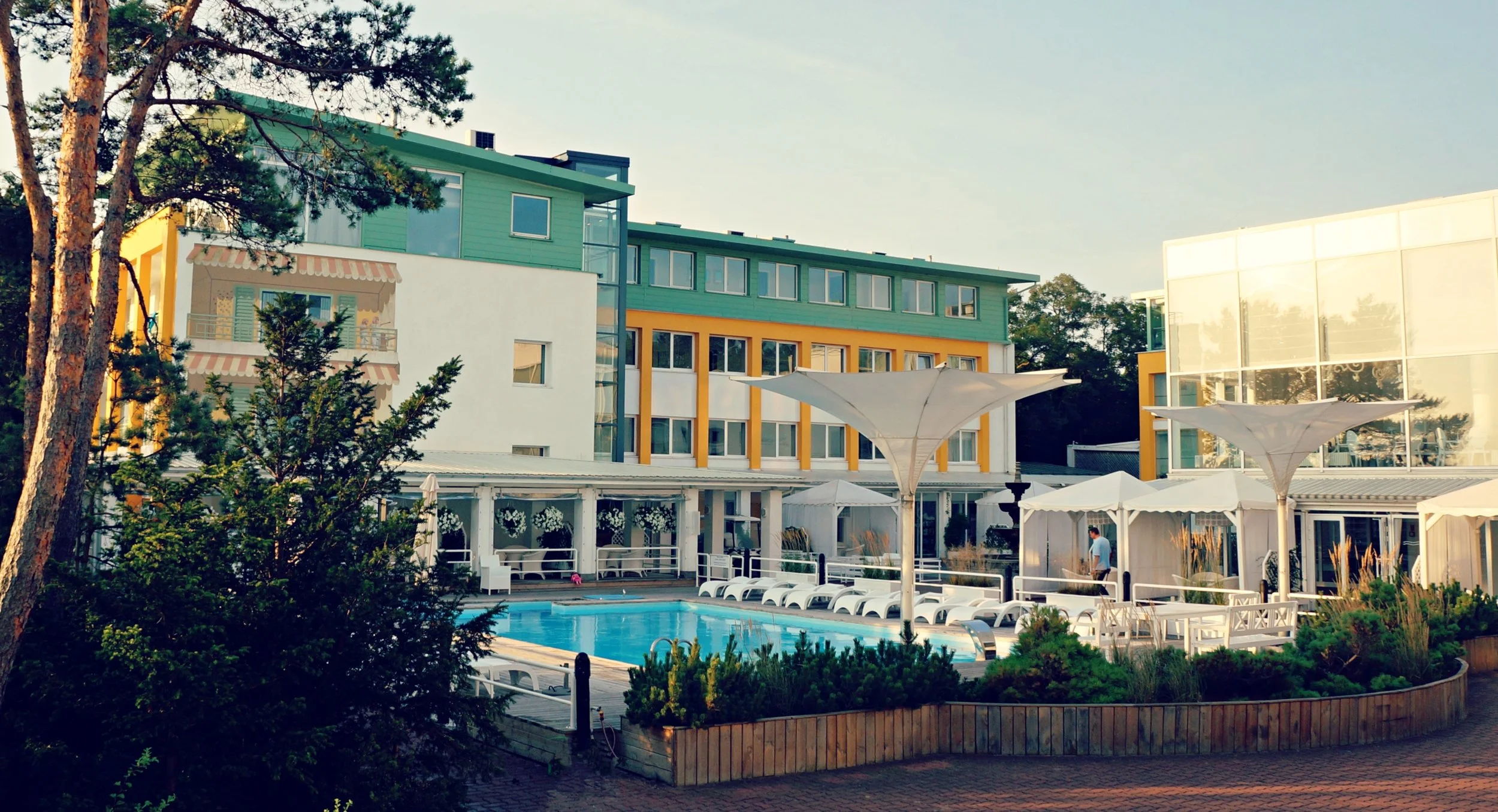 TOP HOTEL ETIQUETTE TIPS TO LEAVE THE BEST IMPRESSION