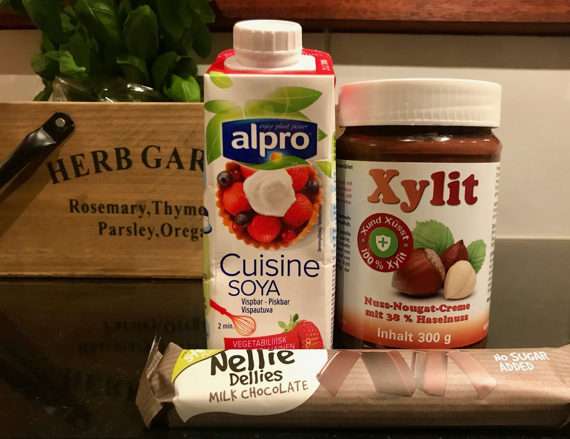 Så här ser ingredienserna ut. Oftast gör jag alltså glassen enbart på två ingredienser; Cuisine soya och Xylit. Mums!