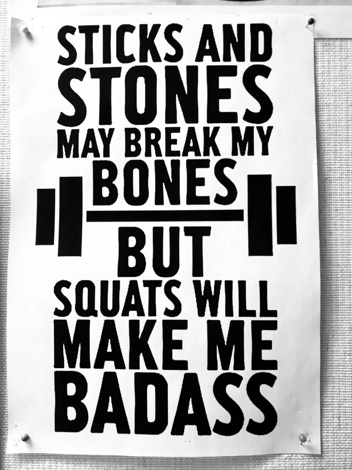 Förutom CRC-gubbens nummer finns även denna fina skylt på gymmets anslagstavla