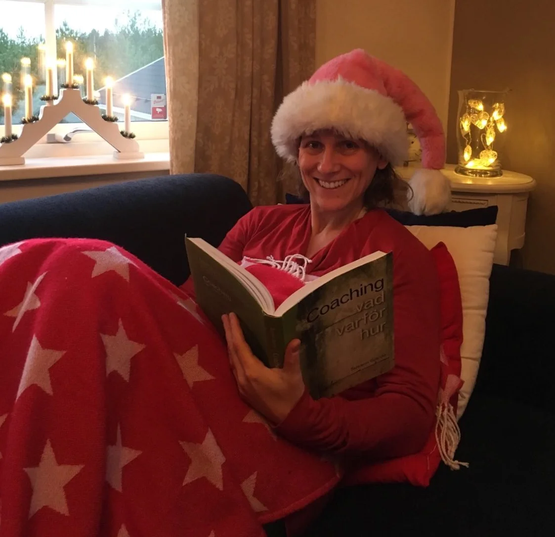 Mysiga julhäsningar från soffhörnet till alla mina läsare! * "If Christmas isn’t found in your heart, you won’t find it under a tree", Charlotte Carpenter