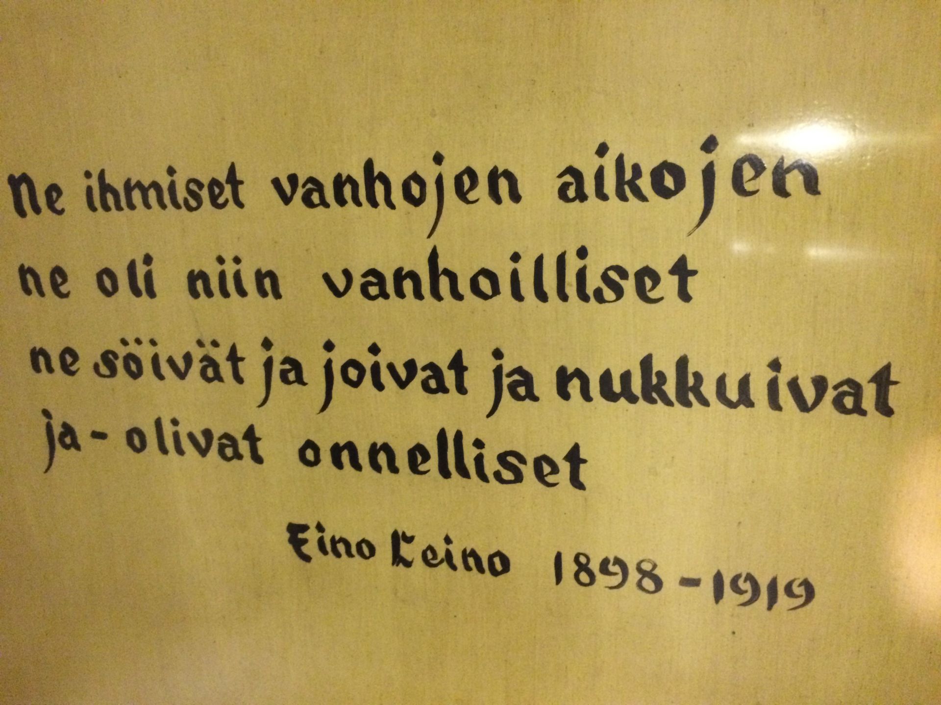 "Människorna förr i tiden var så gammalmodiga. De åt och drack och sov och - var lyckliga."
