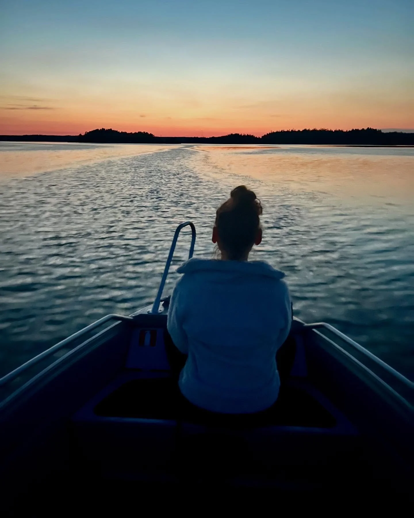 Vissa dagar vill man aldrig ska ta slut. Men efter en underbar dag är det också nåt särskilt med att sakta styra in i trygga hemmahamnen. Med värme i kropp och själ, och minnen som lever kvar långt efter att sole