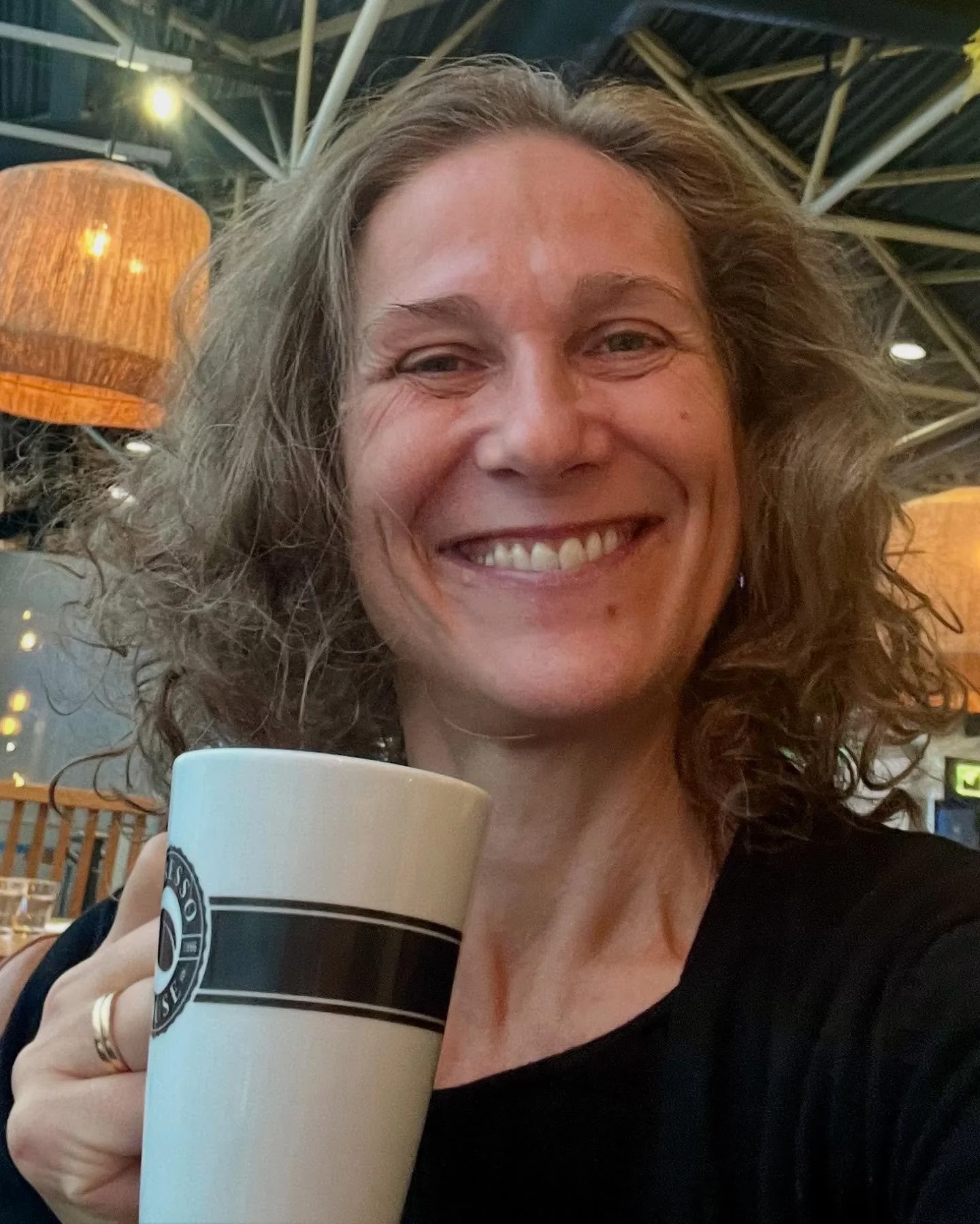 Jobb & kaffe ☕️ har mer gemensamt än du tror!
En bra arbetsplats är som en god kopp kaffe: startar dagen, håller dig igång och smakar bäst i gott sällskap 🥰
Blev lite filosofisk under morgonkaffet idag… ?