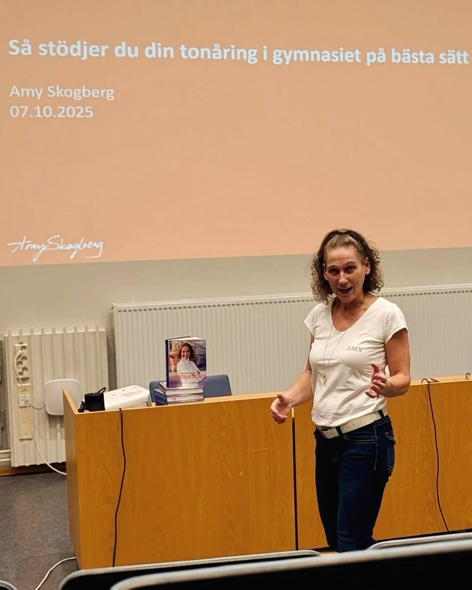 ”Vilket råd skulle du ge till gymnasieföräldrar?” frågade jag sonen – och svaret berörde.
⭐️⭐️⭐️
I måndags kväll satt jag i köket och hackade febrilt på datorn när sonen kom in