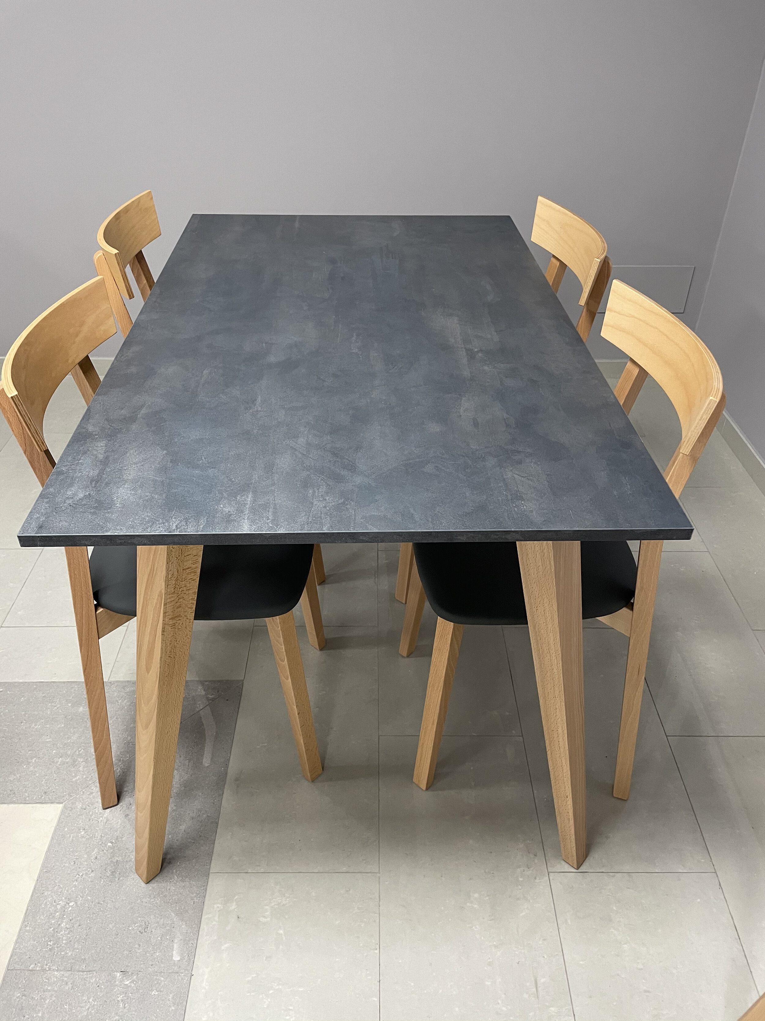 mesa de madera con superficie oscura grafito